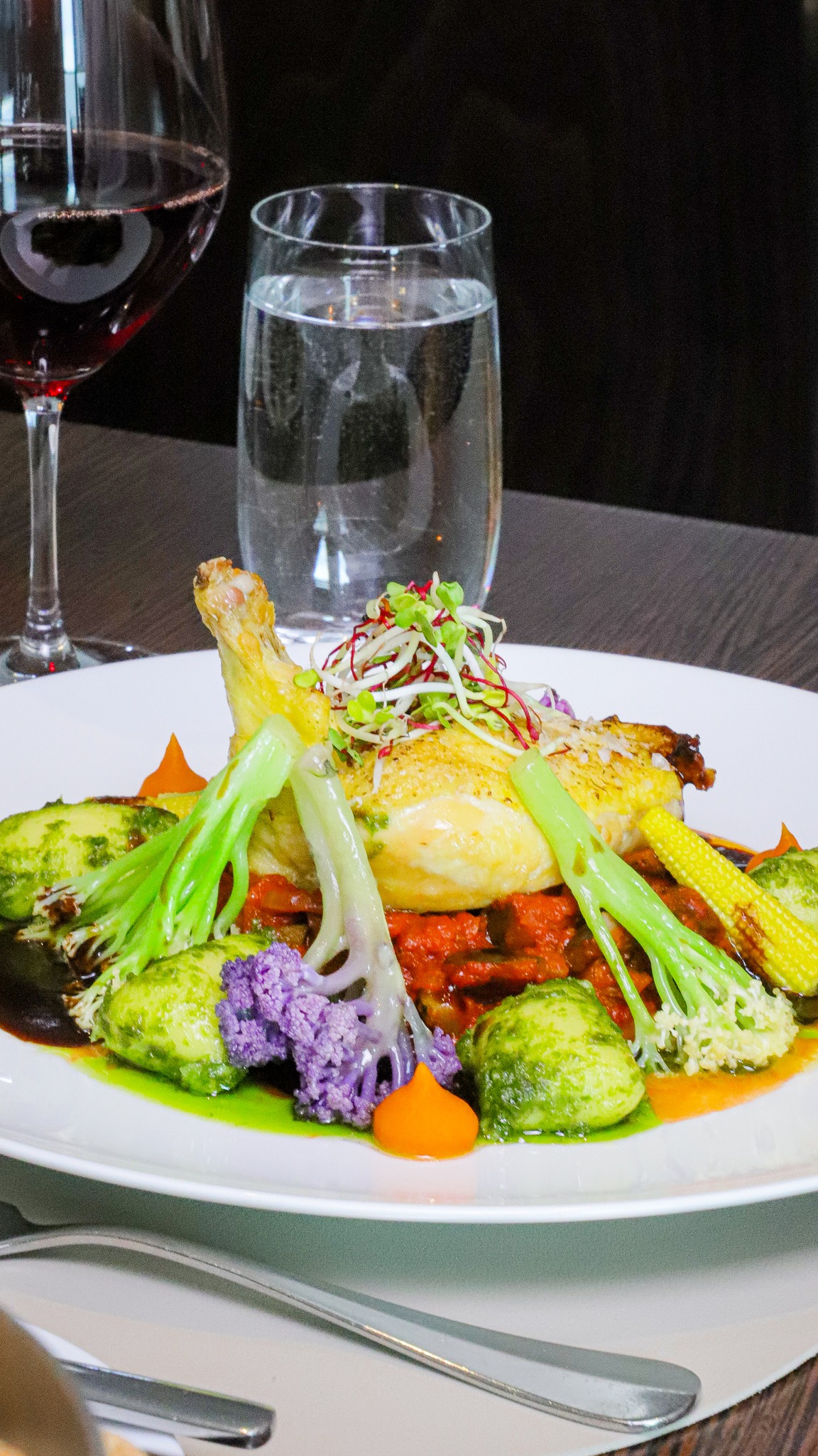 🌊 Kennst Du dieses eine Restaurant mitten im 𝗡𝗲𝘂𝗲𝗻 𝗛𝗮𝗳𝗲𝗻 schon?🤔
Wir sind das 𝗣𝗜𝗘𝗥 𝟲 und bei uns gibt es 𝗿𝗶𝗰𝗵𝘁𝗶𝗴 𝗴𝘂𝘁𝗲𝘀 𝗘𝘀𝘀𝗲𝗻, frisch zubereitet und von regionalen Partnern, denen wir wirklich vertrauen.
Ob ihr mittags kurz vorbeischaut, abends in Ruhe esst oder einfach ein gutes Glas 𝗪𝗲𝗶𝗻 am Wasser trinken wollt, bei uns seid Ihr richtig. 𝗚𝗲𝗵𝗼𝗯𝗲𝗻𝗲 𝗞ü𝗰𝗵𝗲, die sich nicht zu fein ist für einen entspannten Abend. Der perfekte Einstieg, wenn man gutes Essen mag, ohne sich dafür verkleiden zu müssen.
Was bei uns auf den Teller kommt, wechselt mit der Saison. Was bleibt, ist die 𝗤𝘂𝗮𝗹𝗶𝘁ä𝘁.
Kommt vorbei und überzeugt Euch selbst, mitten in 𝗕𝗿𝗲𝗺𝗲𝗿𝗵𝗮𝘃𝗲𝗻 🍽️