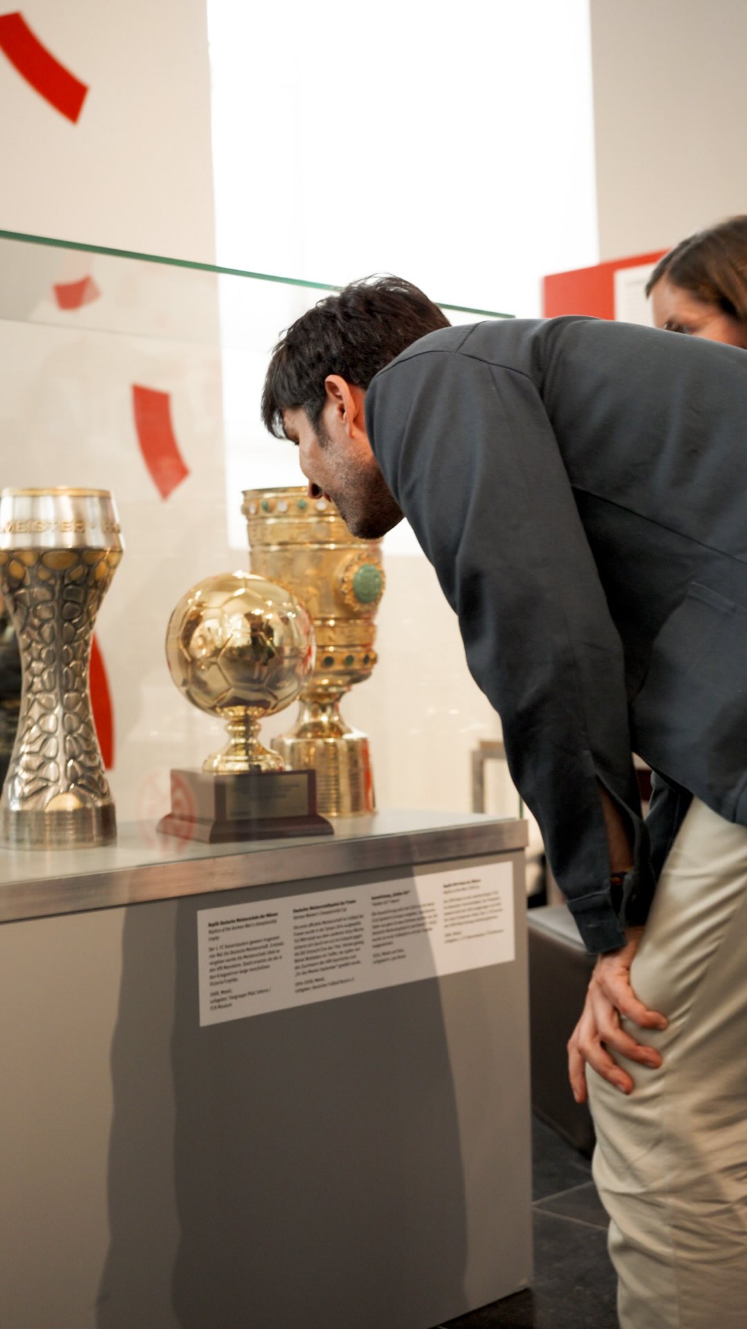 Fußball verbindet Menschen ⚽️
Die neue Ausstellung „Fußballfieber – Fußballgeschicht(en) aus Rheinland-Pfalz“ im Landesmuseum Mainz zeigt große Momente, persönliche Geschichten und echte Fan-Schätze aus unserem Land – vom Bolzplatz bis zur Bundesliga. 🤝
Ich wünsche viel Spaß bei dieser besonderen Ausstellung über Fußballerinnen und Fußballer aus Rheinland-Pfalz sowie die vielen Vereine, die unseren Fußball prägen.
Die Ausstellung ist bis zum 15. November im Landesmuseum Mainz zu sehen. 📍
#fussballkultur #mainz05 #betze #museum #ausstellungseröffnung