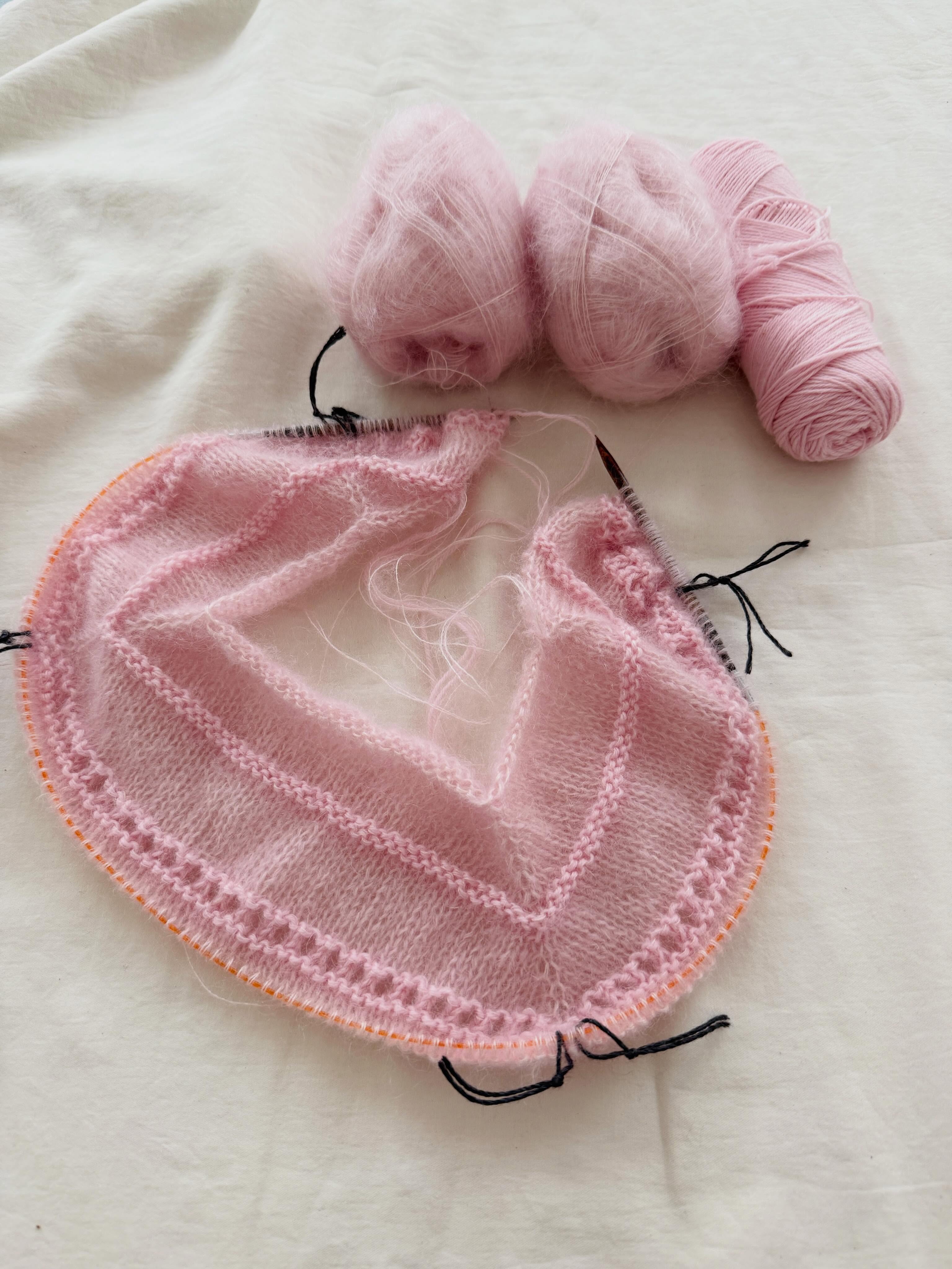 When something feels totally right concerning yarn and color choice, pattern and design set up, it will be a Roni Cardigan of course 😇🥰
.
.
.
Pattern in progress by me - #ronicardigan
.
Yarn: Arwetta in the shade Ballerina and Tilia in the shade Sakura by @filcolana
.
Advertising
.
#knitting #knitknitknit #nevernotknitting #iloveknitting