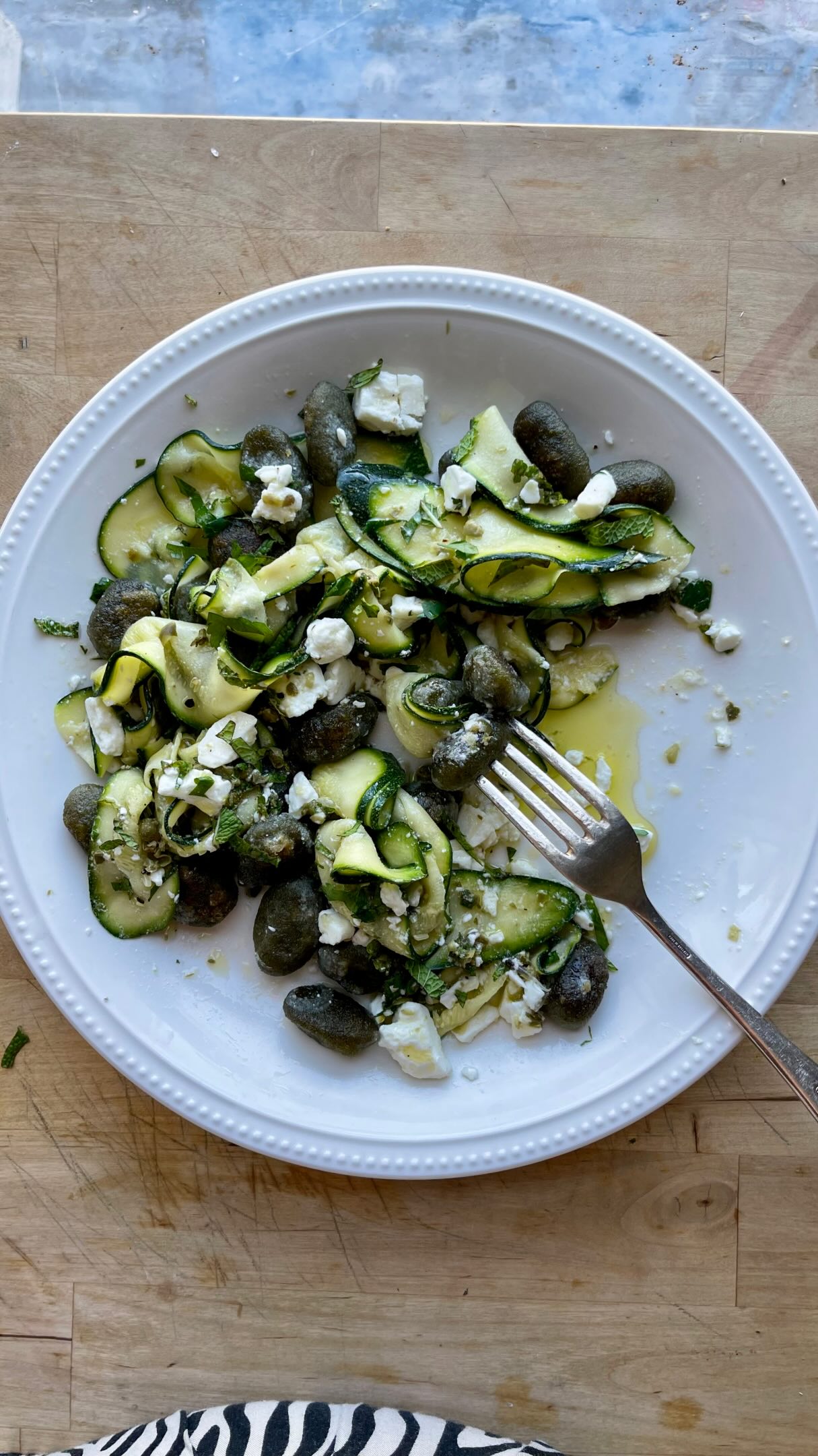 Lemon and Courgette Gnocchi🥒
This dish, inspired by @rosiekellett is another perfect dish for a hot summer day. No cooking involved, fresh, citrus flavours, and packed full of green goodness.
You’re going to want this for your next summer barbecue.
Serves 2
You’ll need:
Sunny & Luna Spinach Gnocchi
Courgettes, sliced thinly (I used a mandolin but be careful!)
Basil, chopped finely
Parsley, chopped finely
Capers, chopped roughly
Juice of 1 lemon
Feta cheese, crumbled
Extra virgin olive oil
Black pepper
Sea salt
Slice your courgettes thinly lengthways to get ribbons of courgette. I used a mandolin but you can also use a knife to get fine slices. Toss the slices of courgette in sea salt, ensuring that as much moisture is drawn put as possible.
Finely chop parsley, mint, and capers and add to a bowl with the juice of one lemon. Add a good glug of olive oil, salt, and black pepper. Break up the feta and add this to the mixture.
Squeeze out any remaining moisture from the courgettes. Pour the herb, oil and feta mixture over the courgettes, and mix everything together thoroughly.
Finally, add the fried spinach gnocchi and serve altogether.
Enjoy!
