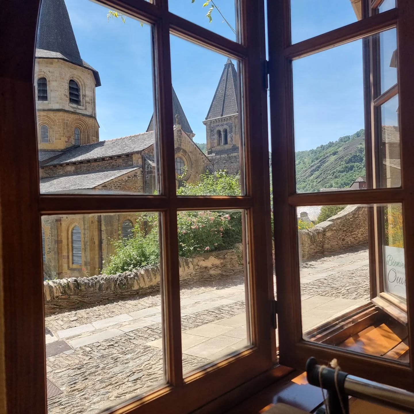 Je travaille à Conques aujourd'hui et voici la vue depuis mon établi - pas mal :-)