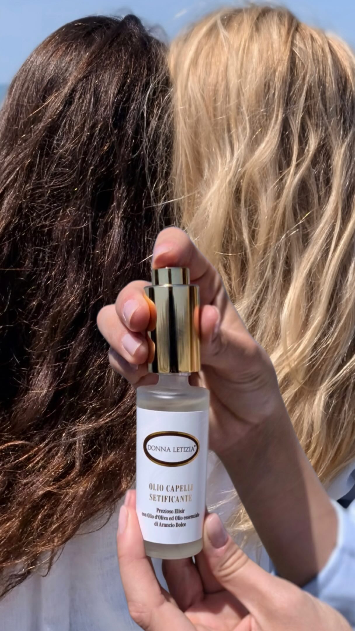 L’essenziale dell’estate: il nostro Olio Setificante per capelli più morbidi, luminosi e naturalmente nutriti ☀️✨
Un gesto semplice che profuma di sole, mare e fiori d’arancio🌞