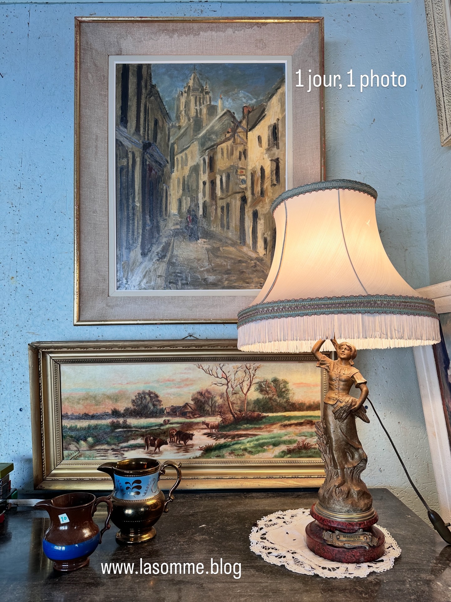Le magasin d’antiquités-brocante de mon adolescence, quand j’allais glaner des livres et bavarder avec sa Christiane, sa propriétaire. Aujourd’hui, elle nous a quittés. Michel, son époux, a repris le flambeau. Et c‘est avec le même plaisir que je lui rends régulièrement visite 🦋 www.lasomme.blog