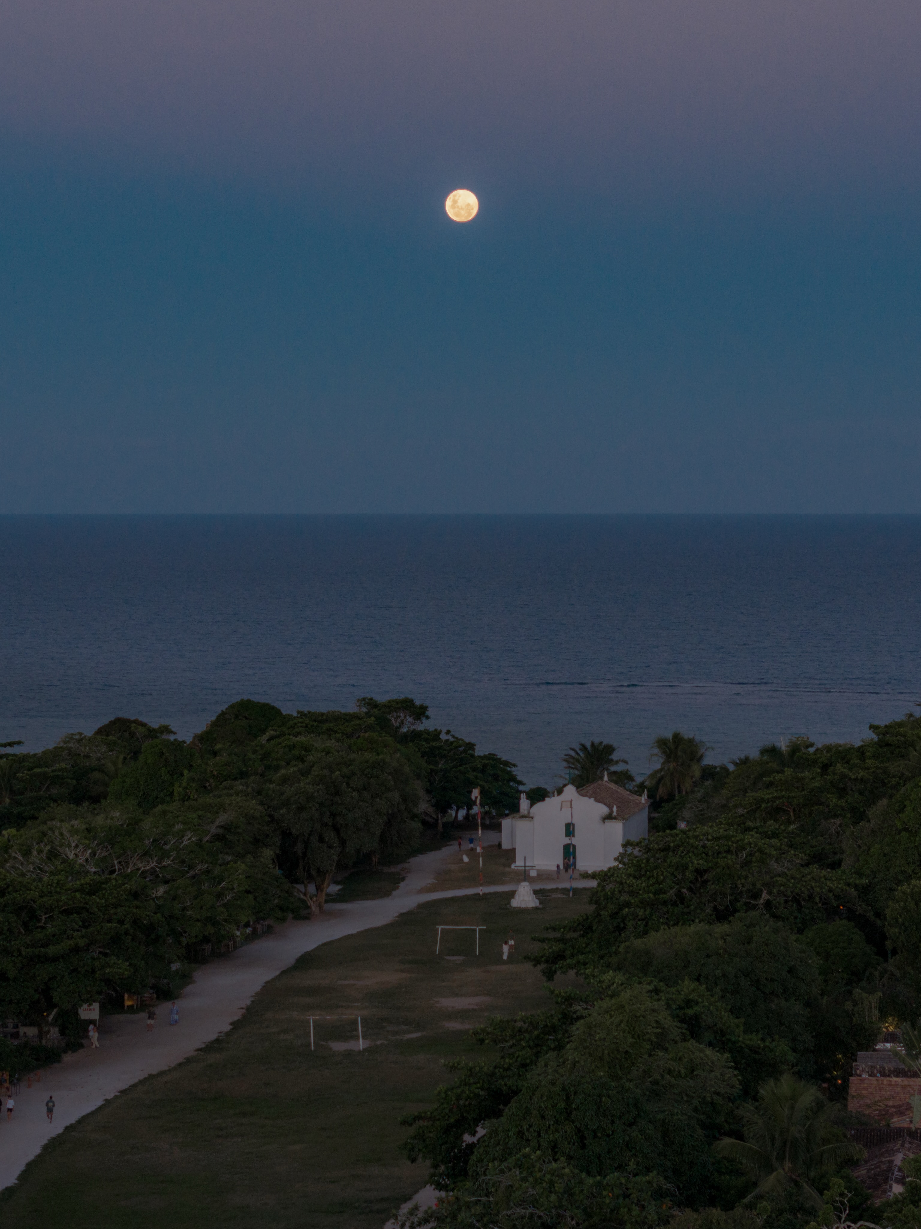 Em Trancoso, o tempo segue o ritmo do Quadrado.
As tardes douradas sobre a grama. O mar que surge no horizonte. Os sons da vila que chegam de longe e criam uma trilha sonora que permanece.
A Casa Dona Olava fica a poucos passos desse coração histórico. Duas suítes, varanda com vista para o mar, janelas voltadas para o Quadrado e um ambiente que guarda a essência de Trancoso.
Consulte disponibilidade no link da bio.
Casa Dona Olava — Trancoso — Bahia