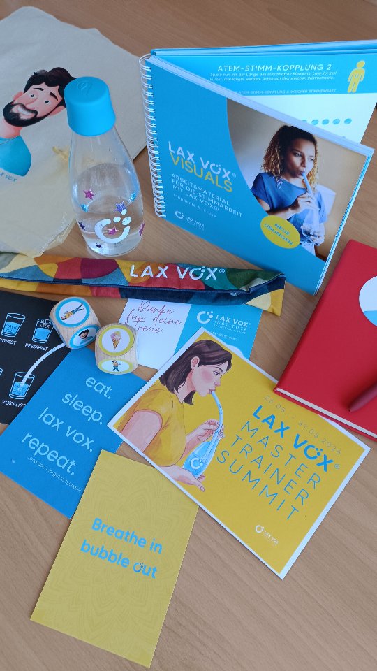 LAX VOX® MASTER TRAINER SUMMIT 2026
About Today.
Ein nächster grandioser Tag liegt hinter uns.
Voller Musik, Tanz und Gesang.
Heute morgen ging es los mit einem super spannenden Workshop zum Thema:
⭐ Nervensystem lesen
Weiter ging's in Richtung Paris zu einem Workshop zum Thema:
⭐ Chansons singen
Nächstes Highlight:
⭐ Vibe, Flow and Dance
Gefolgt von drei Master Classes und dem
⭐ LAX VOX® CHOR
(von dem ich leider kein Video habe, weil wir alle so dabei waren)
Puh. Mein Herz ist voll. Mein Hirn ist müde.
Mein Speicher für Kolleg:Innenliebe randvoll gefüllt mit Erinnerungen an schöne Gespräche , geteilte Erinnerungen und neue Pläne.
What a Day ✨
Grosse Liebe geht raus an euch alle - für eure tollen Workshop, die viele Inspiration und dass es euch gibt.
Jedes Jahr ein Highlight in meinem Leben.
#laxvox #laxvoxmastertrainer #laxvoxinstitute #laxvoxofficial #laxvoxlovers