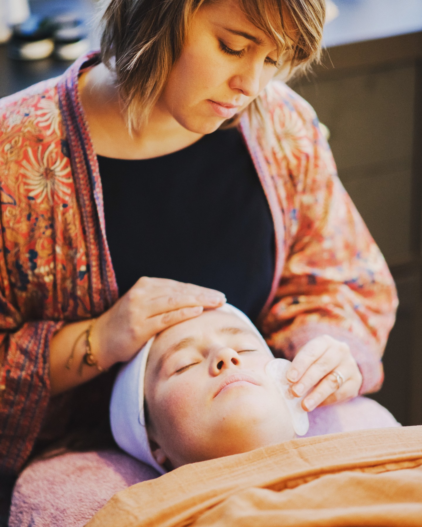 Klaar voor de zachtste massage die er bestaat?
Ik ben al een tijdje bezig met een opleiding die me stil heeft gemaakt — in de goede zin. ✨
Holistic Pulsing is een zachte massagetechniek die je lichaam terugbrengt naar zijn eigen ritme. Geen kracht. Geen druk. Gewoon een wiegende beweging die blokkades lost, je zenuwstelsel kalmeert en je weer in je eigen kracht zet.
Ik studeer binnenkort af en kan niet wachten om dit met jullie te delen.
Vanaf juli bij Cocon. 🌿