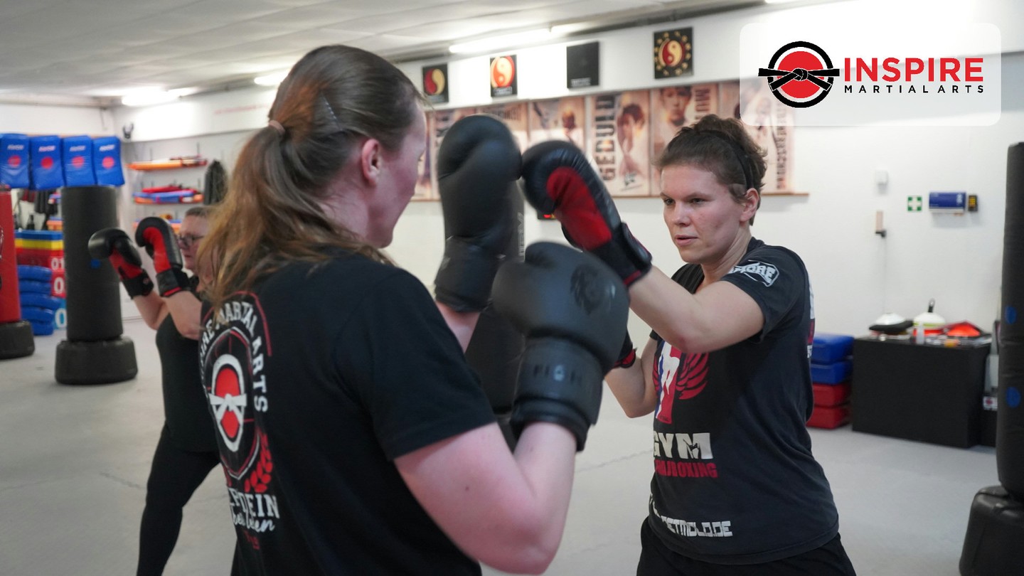 Was passiert eigentlich in einer INSPIRE Kickbox-Stunde?
Du hast dich schon immer gefragt, wie so eine Kickbox-Stunde bei uns abläuft? Ob du mithalten kannst? Ob es zu hart ist? Ob du dich beweisen musst?
Lass mich dir zeigen, was dich wirklich erwartet.
Jede Stunde folgt einer klaren Struktur. Keine Überraschungen. Keine Überforderung. Nur kontrolliertes Lernen in sicherer Atmosphäre.
Wir starten mit einem Warmup. Dein Körper wird vorbereitet. Mobilisation, Beweglichkeit, erste Aktivierung. Du kommst an, lässt den Alltag hinter dir und fokussierst dich auf das, was gleich kommt.
Dann geht's ins Techniktraining. Schläge, Tritte, Kombinationen. Alles wird erklärt, gezeigt und korrigiert. Du lernst Schritt für Schritt. Nicht im Vergleich mit anderen, sondern in deinem eigenen Tempo. Die Lehrer achten auf deine Haltung, deine Ausführung und deine Sicherheit.
Kein Sparring. Kein Wettkampf. Nur du, deine Technik und deine Entwicklung.
Wir arbeiten mit Pratzen, am Sandsack, in Partnerübungen mit klaren Regeln. Du spürst deine Kraft. Du merkst, wie dein Körper reagiert. Und du erlebst, wie sich Kontrolle anfühlt.
Am Ende: Cool-Down. Dehnung. Kurzes Feedback. Du gehst raus mit einem guten Gefühl. Nicht erschöpft im negativen Sinn, sondern erfüllt.
Was du mitnimmst? Nicht nur bessere Technik. Sondern mehr Selbstvertrauen. Mehr Klarheit. Mehr von dem, was in dir steckt.
Und das Beste: Du siehst Menschen in den 20ern, 30ern, 40ern und darüber hinaus. Alle auf ihrem eigenen Weg. Alle mit Respekt füreinander.
Neugierig geworden?
#KickboxenDetmold #INSPIREMartialArts #KampfkunstMitSinn #SelbstverteidigungOWL #LebeDeinBestesLeben
Buche deinen kostenlosen Probeunterricht – Link in Bio.