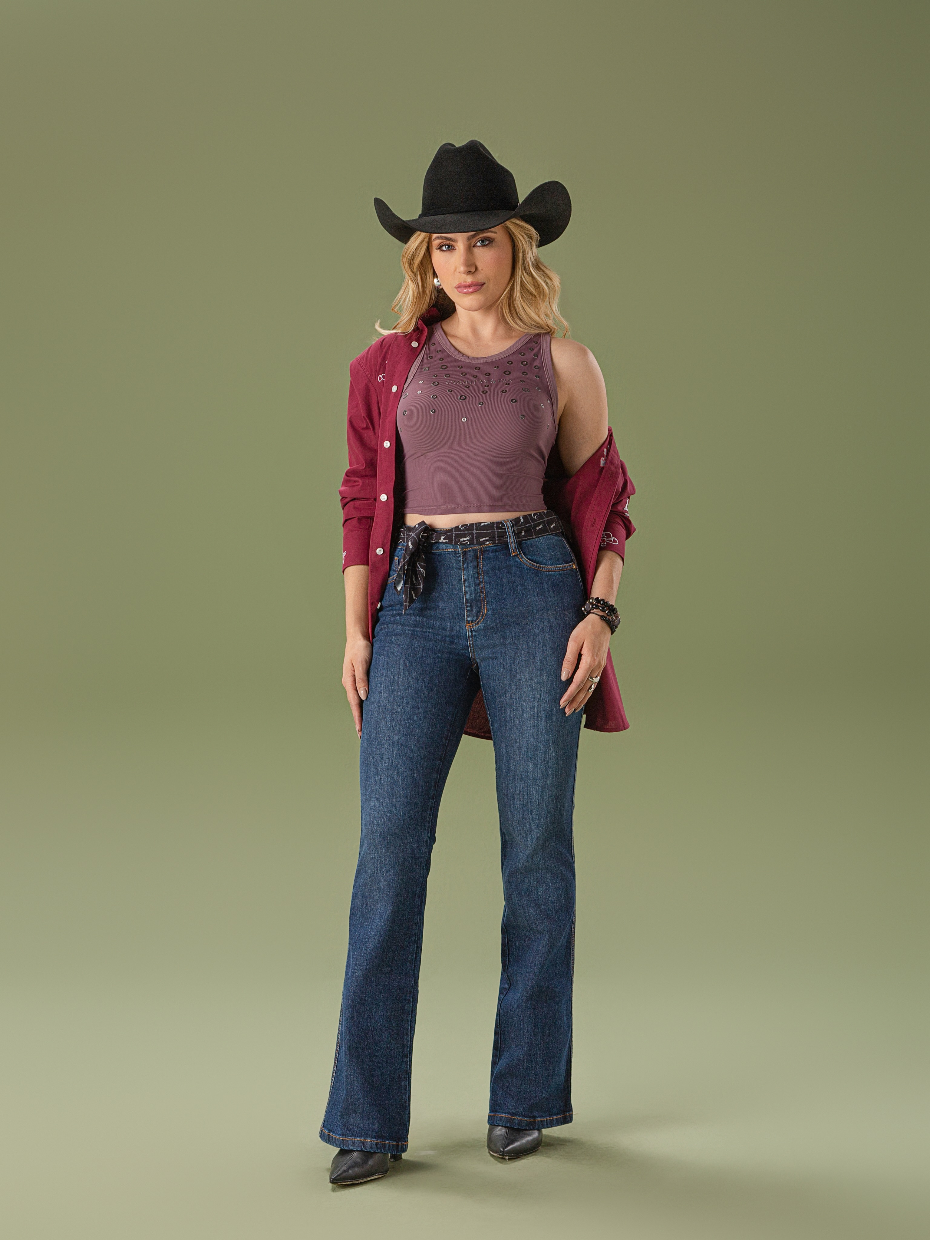 Um close no look para o final de semana 🤠🤎
Para quem ama conforto e o estilo das camisas oversized, esse é o combo perfeito! A união da calça boot cut, regata e camisão Country e Cia traz o melhor da moda country em uma proposta despojada, moderna e cheia de personalidade para o dia a dia.
#lookcowgil #denim #modacountry #tendencia
