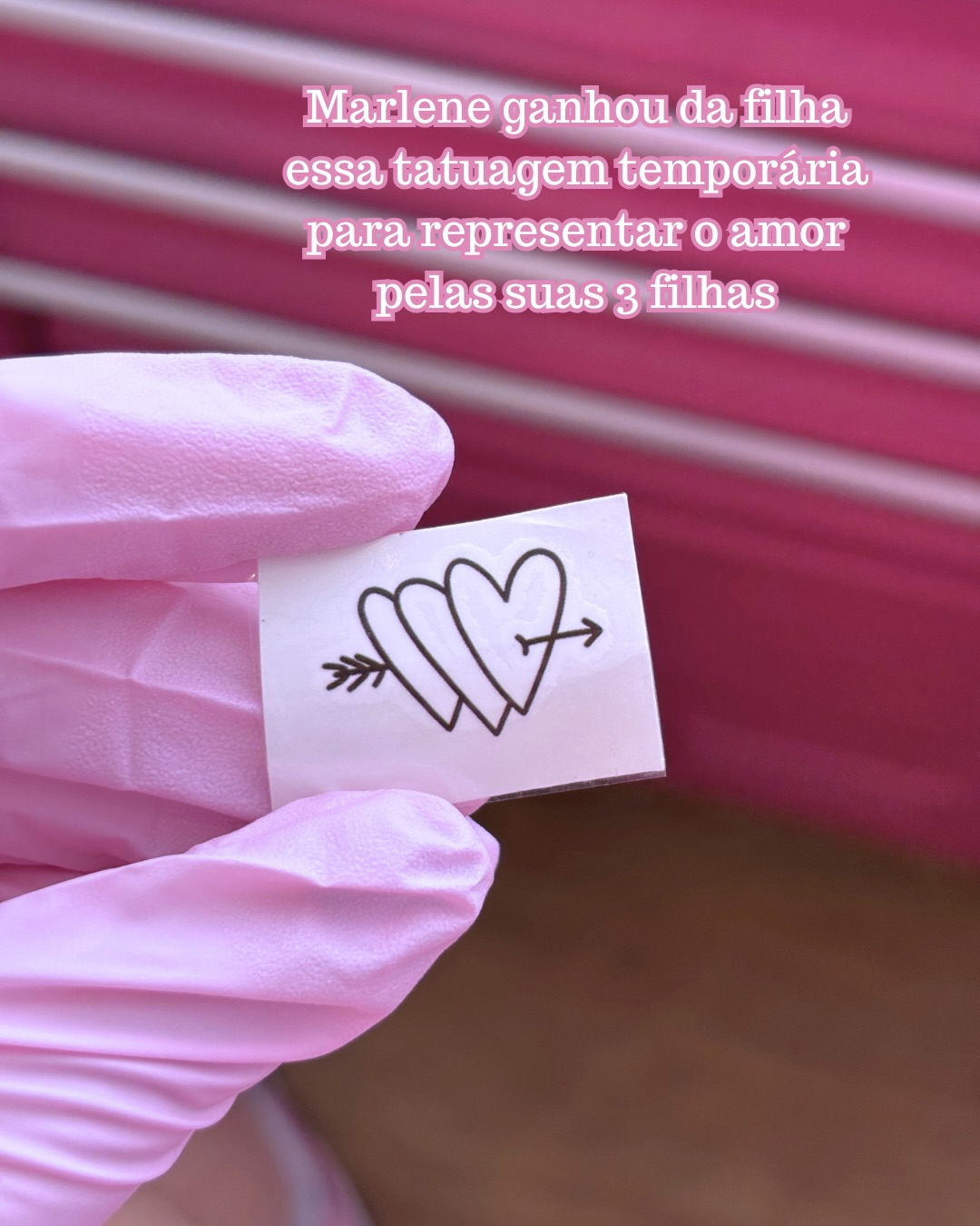 Marlene ganhou da filha uma tatuagem temporária, mas decidiu transformar em tatuagem verdadeira. Ficou tão fofinha 💕
Também quer fazer uma homenagem para os teus filhos? 💌 Envia uma mensagem e vamos conversar!