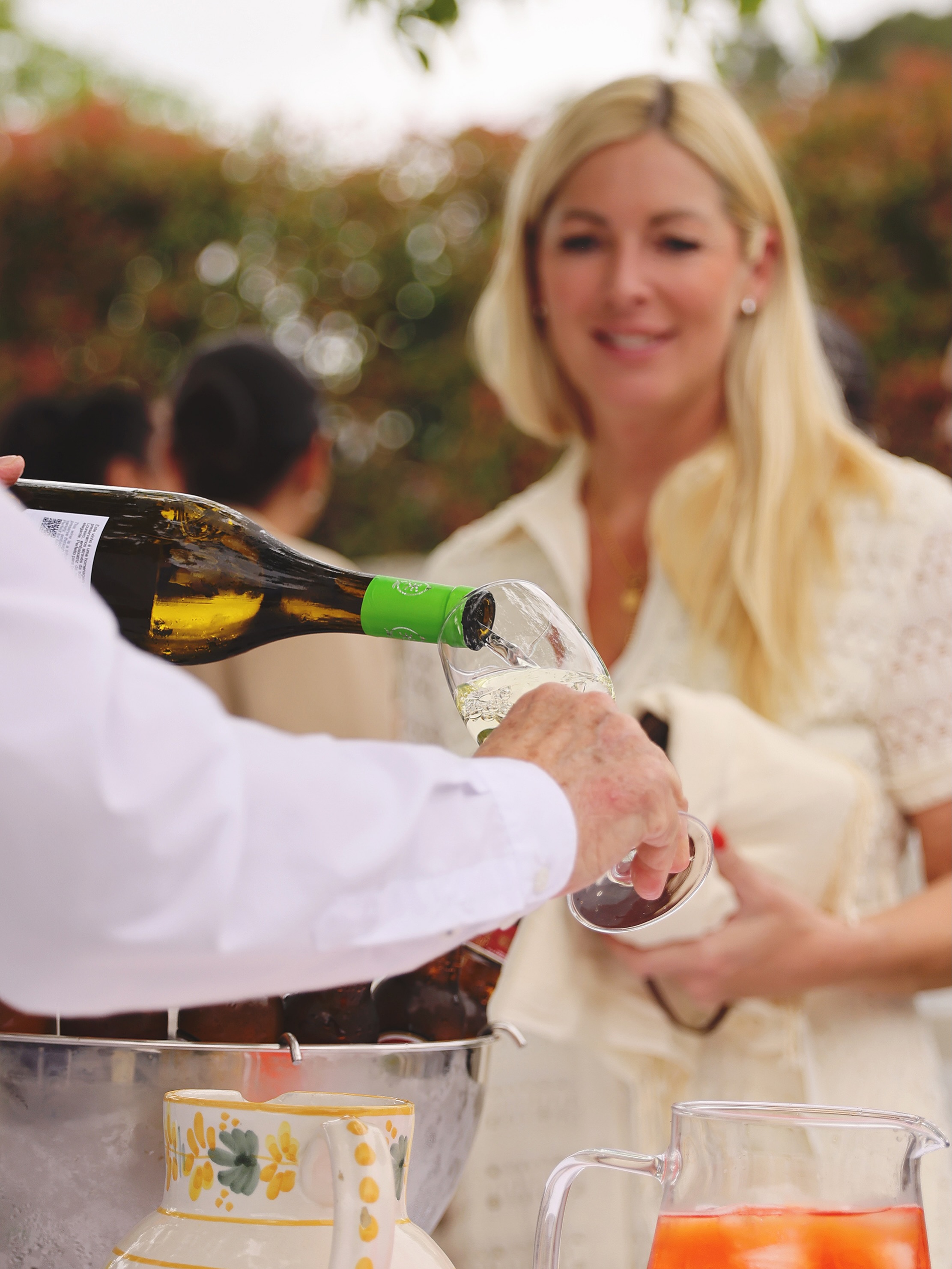 Hoje, o único compromisso é com a leveza. 🍷✨ No Dia de Portugal, deixamos de lado o peso da rotina e as listas de tarefas para dar lugar ao que realmente importa: o prazer de usufruir, de rir e de partilhar sem olhar para o relógio.
Feliz 10 de Junho!
__
EN
“Today, the only commitment is to lightness. 🍷✨ On Portugal Day, we set aside the weight of the routine and the to-do lists to make room for what truly matters: the pleasure of enjoying, laughing, and sharing without checking the clock.
Happy June 10th!
#QuintaDosEncados #RegiaoDemarcaDosVinhosVerdes #Feriado10deJunho #Enoturismo