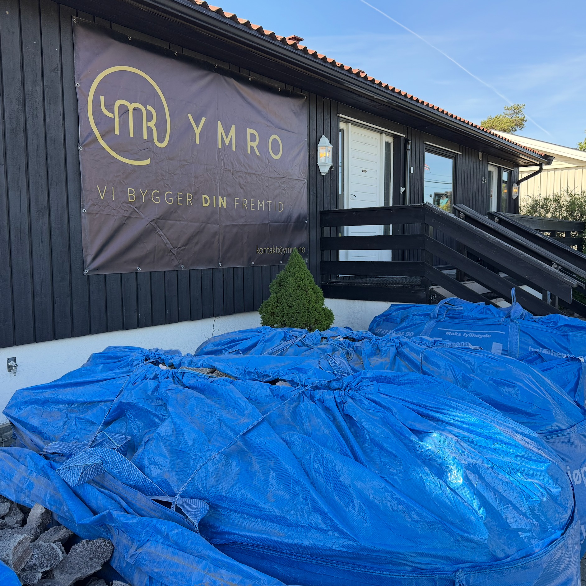 Dette er starten på noe stort.
Bak disse bildene ligger et prosjekt hvor vi tar et helt hus på 250 m² og bygger det opp på nytt fra bunn.
Ikke en oppussing. Ikke en oppgradering. En total transformasjon.
Her skal alt bort. Vegger, tak, teknisk, overflater – alt som ikke holder dagens standard.
Det vi står igjen med er kun utgangspunktet for det som skal bli et moderne og funksjonelt hjem.
Videre skal boligen få:
– ny isolasjon og ny fasade
– nye vinduer og dører
– nytt tak
– helt nytt rør- og elektrosystem
– nye planløsninger tilpasset dagens behov
Dette er typen prosjekter som krever planlegging, struktur og gjennomføring i alle ledd – og det er nettopp her vi i YMRO leverer.
Starten er sjelden pen.
Men det er her grunnlaget legges for sluttresultatet.
Vi kommer til å dele utviklingen underveis – dette blir en forvandling det er verdt å følge med på.
Og en stor takk til @hente.no som holder kontroll på logistikk og avfall – helt avgjørende for flyt i et prosjekt som dette.
#ymroas #totalrenovering #totalentreprenør #rehabilitering
#byggoslo #husrenovering #entreprenør #byggeprosjekt #oppussing #renovering #førbilder #underveis #bygging #håndverk #norskbyggebransje #bolig #avfallshåndtering #tårnåsen
#taarnaasen #nordrefollo #kolbotn #oppegård
#follo