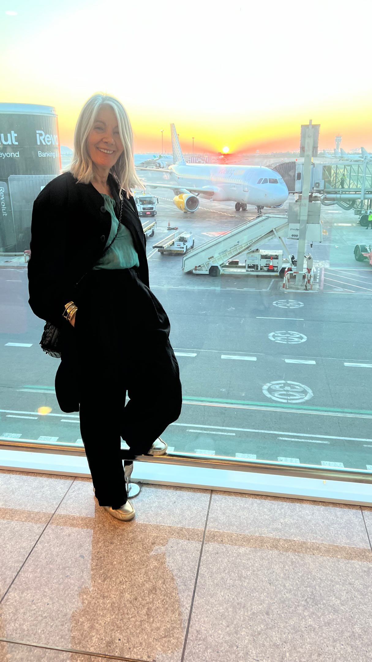 VIAJAR ES VIVIR.
Y es visitar
lugares nuevos o volver después de un tiempo y mirar con ojos nuevos.
Es también evasión, un paréntesis en tu rutina.Te alejas unos días y vuelves diferente. Los cambios son muy sutiles pero vas añadiendo capas a tus experiencias y a tu personal manera de interpretarlas .
Suiza es un país para recorrer sin prisa.
Esta semana os iré contando mis impresiones y si me seguís, viajaremos juntos!
Hoy llegamos a Ginebra y paseamos sin programa establecido.
El lago que desemboca en el río Ródano con su famosa fuente es un punto central de la ciudad que lo abraza con sus importantes edificios y sus jardines.
Un almuerzo en su orilla y descanso .
No os vayáis que hay mucho por descubrir!
#geneve#switzarland🇨🇭 #travel #mundosenior #descubreconcaminovilla
@mundosenior.oficial
@switzerlandes