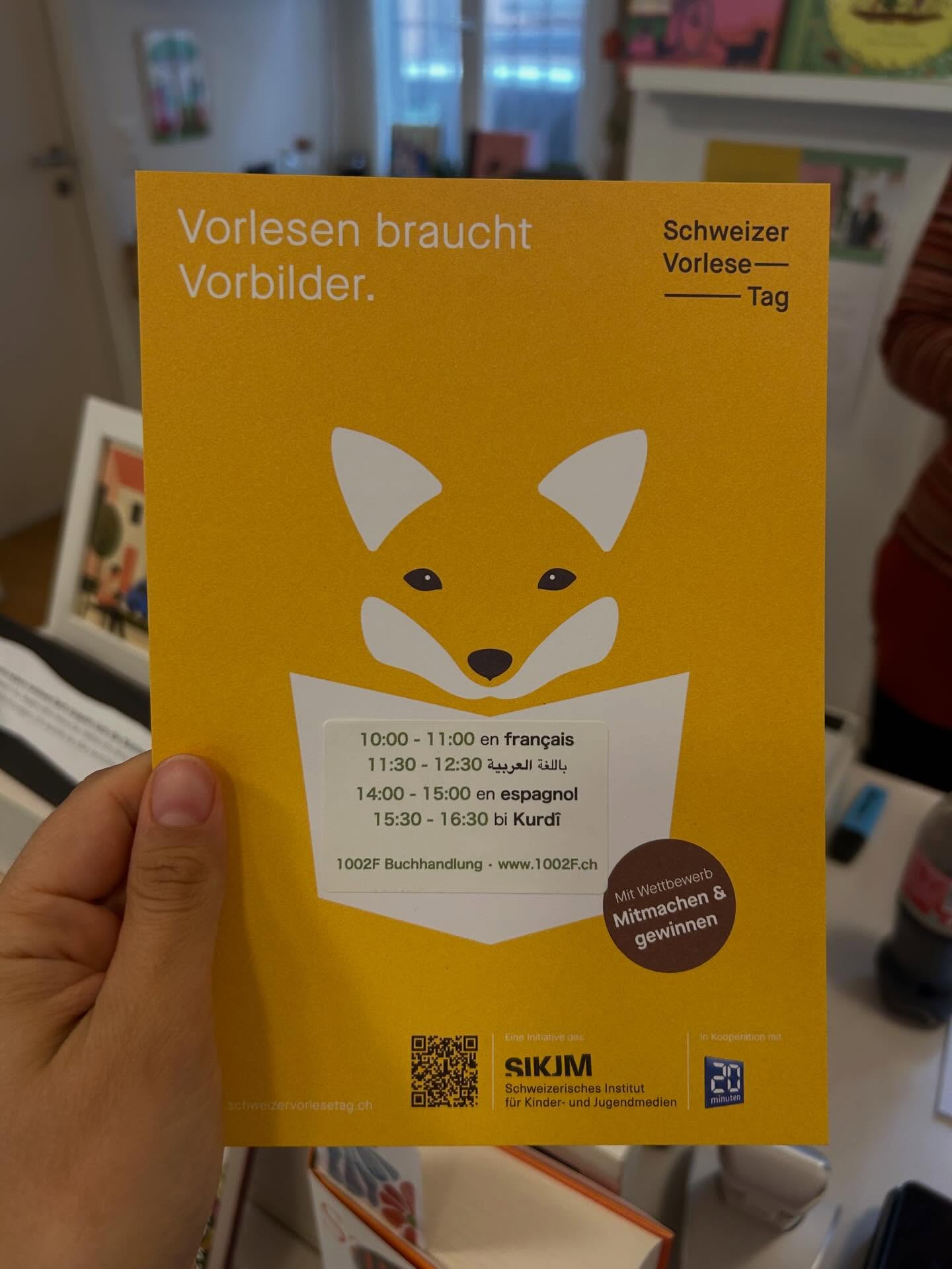 📚✨ Morgen ist Schweizer Vorlesetag bei 1002F!
Mehrsprachige Storycorners auf Französisch, Arabisch, Spanisch & Kurmanji für Kinder von 2–6 Jahren und ihre Familien 🌍💛
🗓️ Mittwoch, 27. Mai 2026
🕙 Ab 10:00 Uhr
📍 Kreis 4, Zürich
Mehr Infos: https://www.1002f.ch/events/whats-blooming
Tomorrow! Domani! Morgen! Sibê! mañana! Demain! غدًا