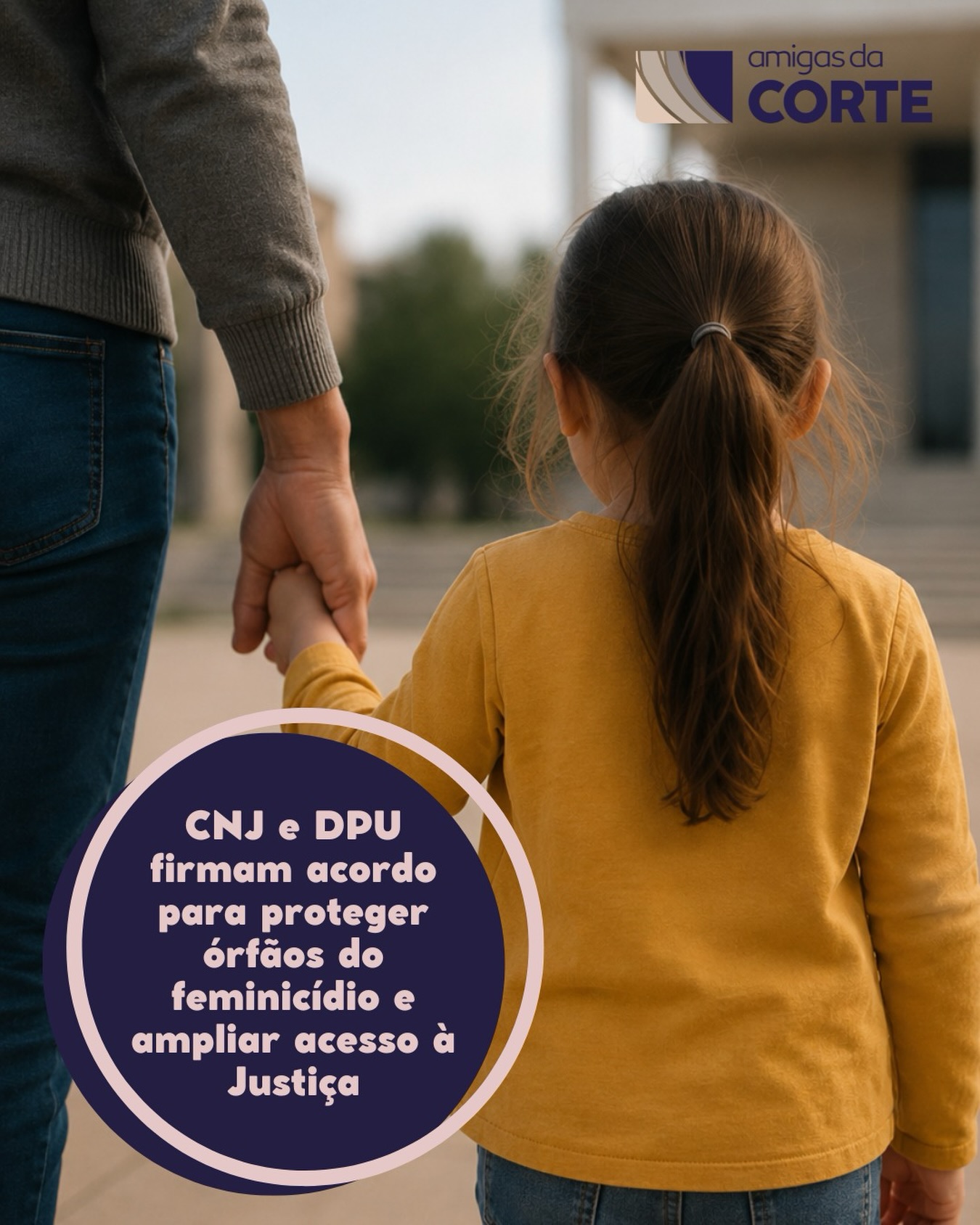 O CNJ e a Defensoria Pública da União firmaram acordo para criar um fluxo nacional de proteção integral a crianças e adolescentes que perderam suas mães em razão do feminicídio. A iniciativa prevê que os tribunais estaduais comuniquem as defensorias públicas sobre a existência de filhos ou dependentes menores de 18 anos das vítimas, permitindo a regularização da representação legal e o acesso mais rápido à pensão especial prevista na Lei nº 14.717/2023.
Durante a cerimônia, o presidente do CNJ e do STF, ministro Edson Fachin, afirmou que o feminicídio exige respostas concretas do Estado e das instituições de Justiça. A medida reforça a necessidade de que a proteção às vítimas indiretas da violência de gênero não dependa apenas da iniciativa individual das famílias, mas seja incorporada a fluxos institucionais capazes de garantir direitos de forma mais célere e efetiva.
O evento também marcou o Dia Nacional da Defensoria Pública e destacou o papel essencial da instituição na concretização do acesso à Justiça. Além do acordo voltado aos órfãos do feminicídio, foi apresentada a Portaria CNJ n. 191/2026, que cria grupo de trabalho para ampliar políticas de desjudicialização e autocomposição digital, com inspiração em iniciativas como o Programa Pacifica, da Defensoria Pública do Paraná.
