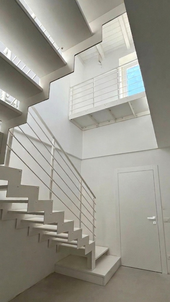 Manca ancora un po di lavoro, ma il cuore del progetto è pronto: due scale su misura progettate e “cucite” insieme per dare forma ai volumi della casa. Linee pulite, total white e una struttura geometrica che riempie lo spazio senza appesantirlo, collegando i livelli in un flusso continuo.
Il bello del fuori catalogo è proprio questo: dare forma esattamente a ciò che hai in testa. E noi non vediamo l’ora di vedere tutto completo! #architetturadinterni
#casainristrutturazione
#arredamentosumisura
#scaledidesign
#cierrescale