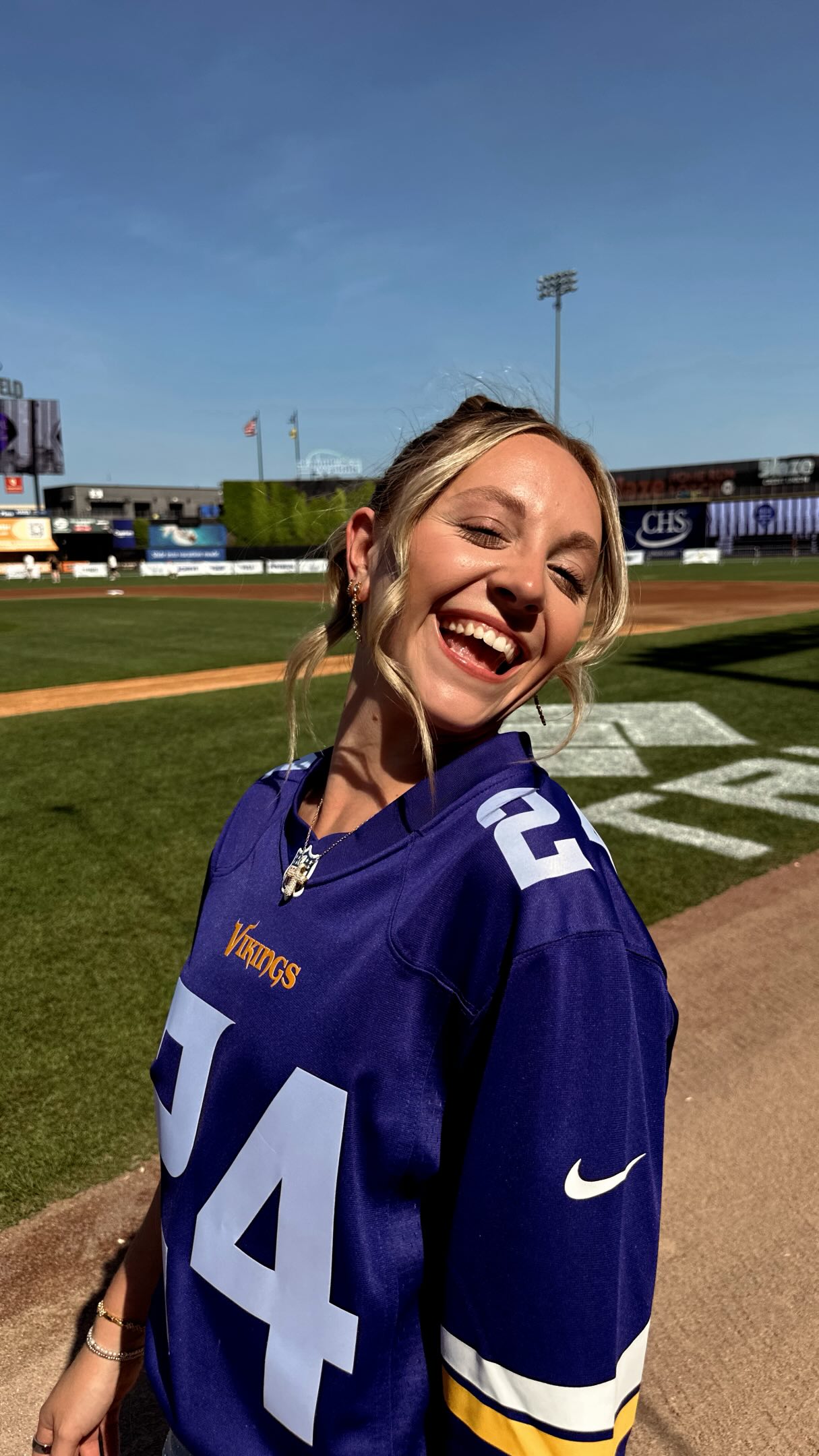 Thank you so much to the @thielenfoundation for hosting this event and having me out! As a Minnesota native myself, I love doing events with the MN Vikings! 💜✨🏈🇺🇸
#haileyjamesmusic #singer #minnesota #nfl #minnesotavikings