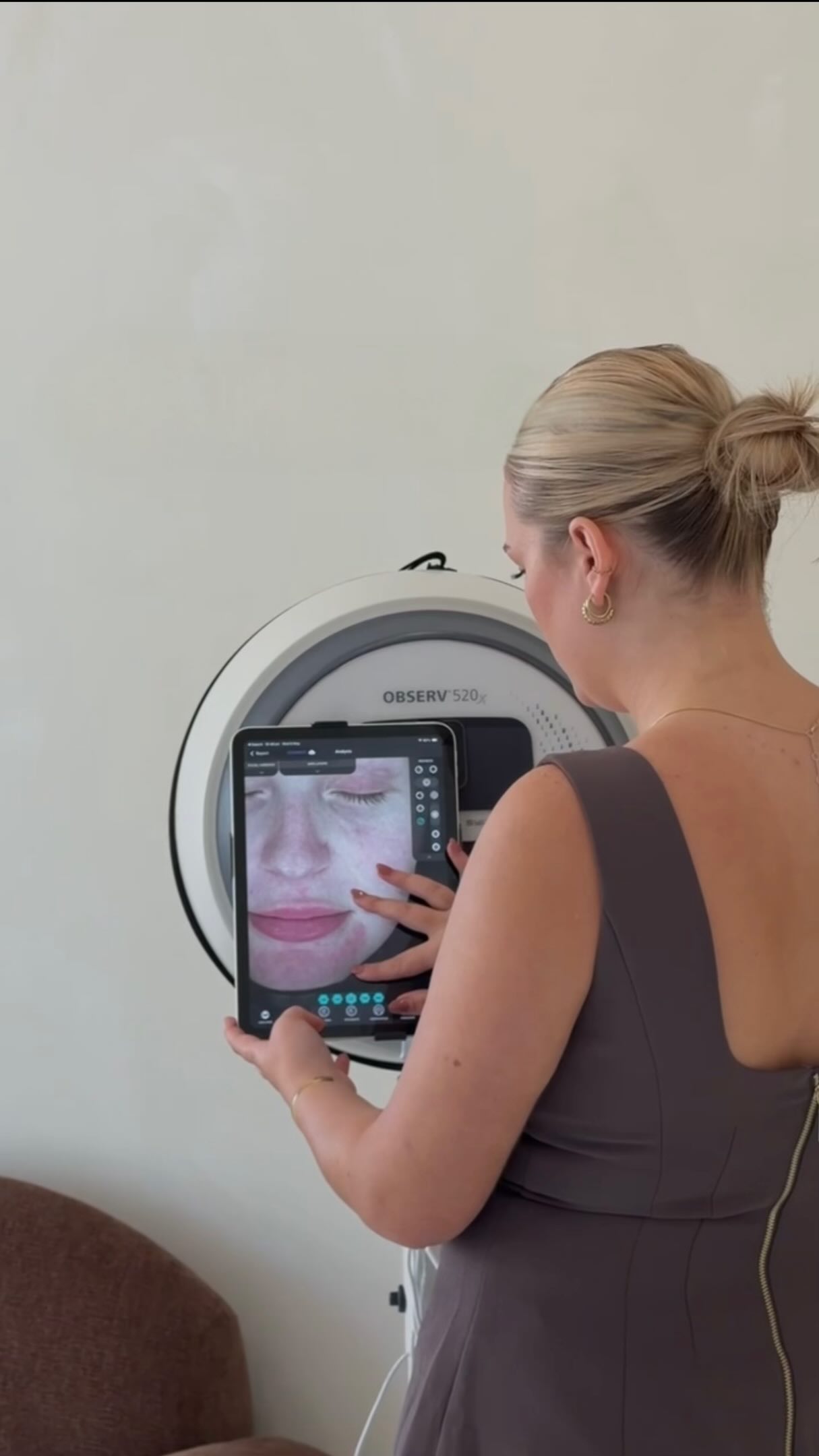 Most people don't know what their skin actually looks like beneath the surface.
Not really.
They see what's in the mirror. The breakouts, the dullness, the uneven patches. But they don't see the why behind it, and without that, it's almost impossible to know what to do next.
This is where we start.
Our Observ skin analysis looks beneath the surface to show us exactly what's happening in your skin, things that aren't visible to the naked eye. Congestion that hasn't surfaced yet. Pigmentation forming beneath the skin. Dehydration hiding under an oily surface.
Once we can see it, we can actually address it.
No guessing. No generic advice. Just a clear picture of your skin and a plan that's genuinely built for you.
This is where your skin journey starts.
Book your skin analysis consultation at the link in bio.
Individual results may vary. A consultation is required to determine suitability.
#EbonyAesthetics #SpringwoodSkinClinic #BlueMountainsBeauty #ObservSkinAnalysis #SkinConsultationAU