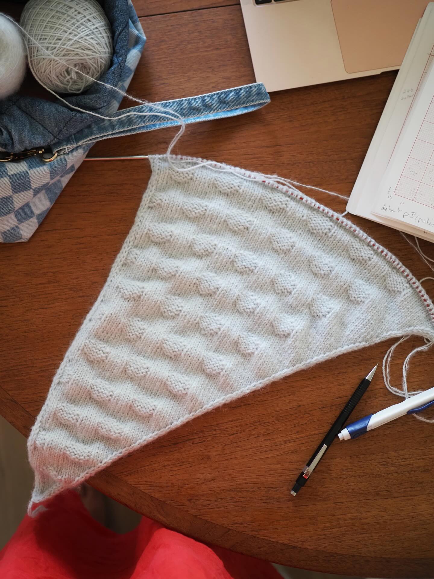 Objectif : tricoter jusqu’à la moitié des écheveaux avant de partir pour le week-end parisien et partir sans ma balance dans le sac 😁
Fils . @lespetitspointsparisiens
__________________________________
#atelieremiliedesigns
tricot - Knit - knitting -