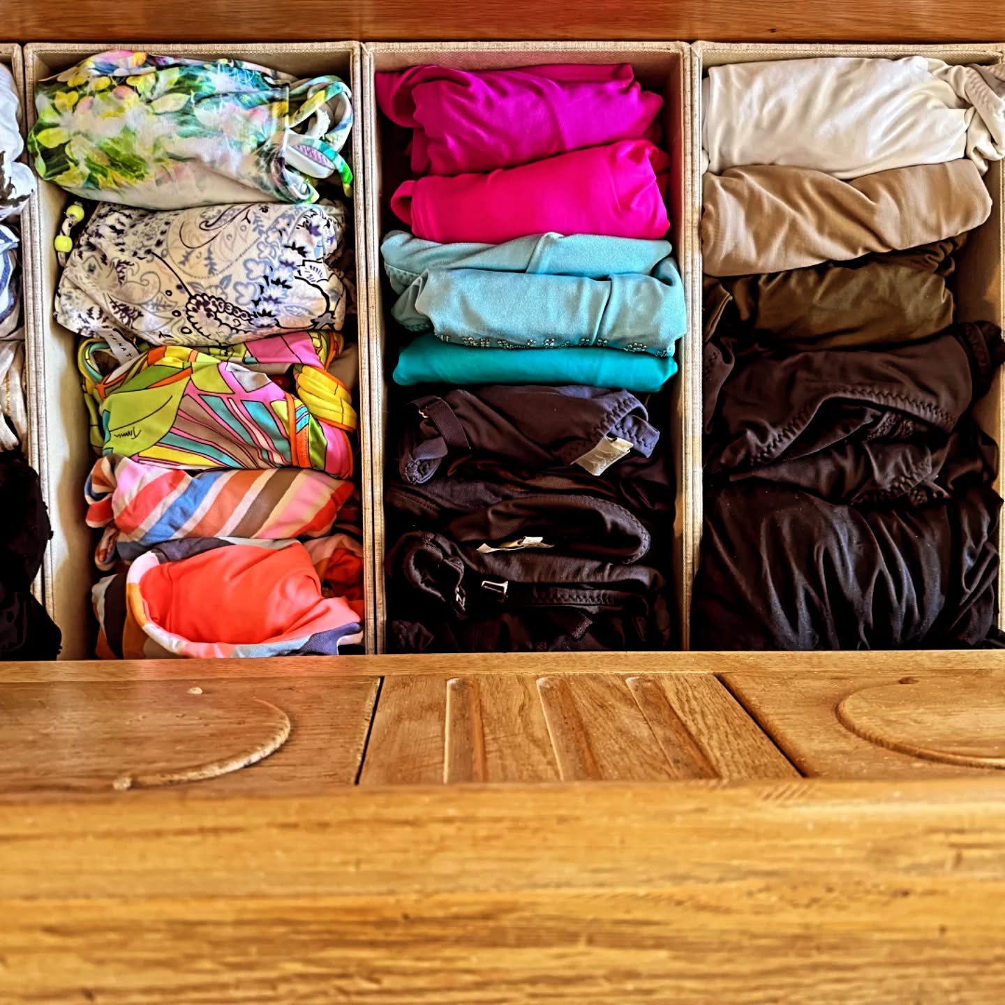 Itβs easier to take stock of your summer essentials if you can see everything.
#filefoldingmethod
#professionalorganizer
#bayareaorganizer #organizeyourcloset #amscotthome
