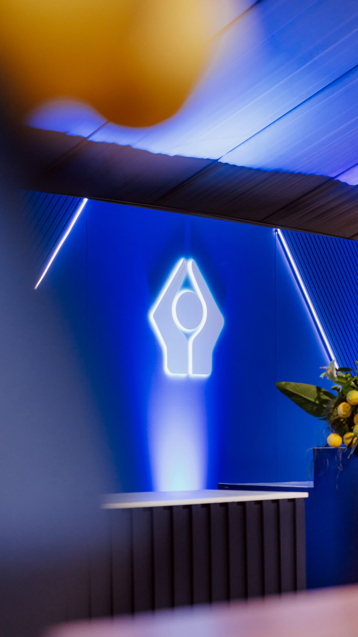 ✨Might not be running marathons, but we sure know how to make a moment happen✨
For the @sanlam_group @capetownmarathon , we created a space that didn’t just show up… it stood out.
A 24.3m feature wall glowing with electric neons, a sleek Q&A corner made for conversations that matter, and a photo moment ready for every finish-line flex! 💙
From bold lines to bright lights, every detail was crafted to keep the energy moving long after the race route ended.
#expobuilders #custombuild #happinestcustom #capetownmarathon #sanlam