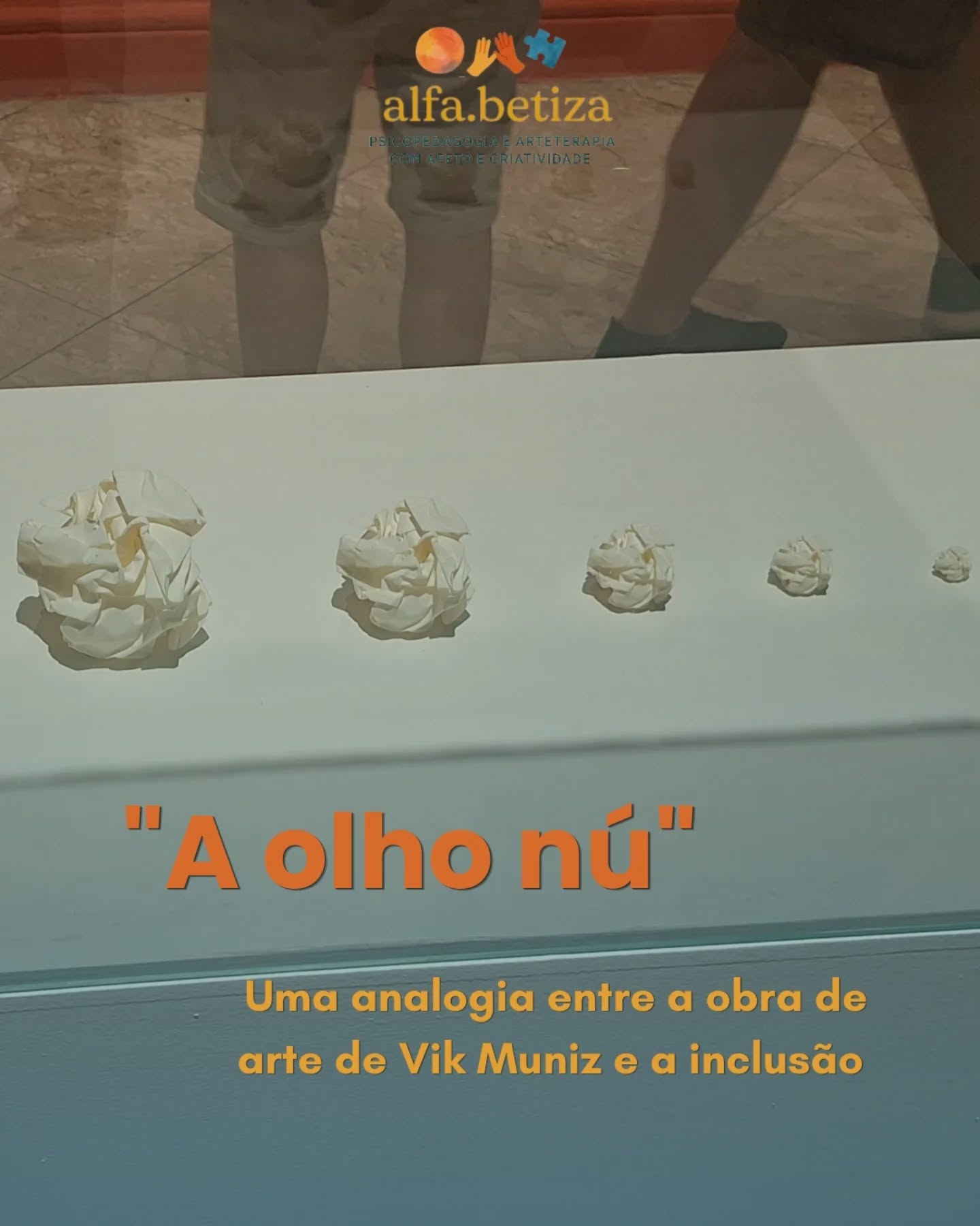 A arte tem esse papel de nos fazer criar leituras críticas e essa foi a minha após a imersão nas obras de arte de Vik Muniz no CCBB.
Ao observar as bolinhas e tentar compreender, na mesma hora me levei à uma conversa do dia anterior sobre inclusão onde dizia que estávamos criando uma pressa para nomear diagnósticos e padronizá-los. Li durante alguns anos sucessivamente as obras de Orrú e aprendi muito sobre a importância das subjetividades, pois ser diferente é um atributo próprio da nossa existência.
Nos prendemos em olhar o superficial, oferecer o que basta para aquele padrão e passamos a viver nesse piloto automático.
Somos feitos de relevos, marcas e dobras únicas, mas que só podem ser percebidas em longa escala e observação atenta.
Recomendo a visita!!!!