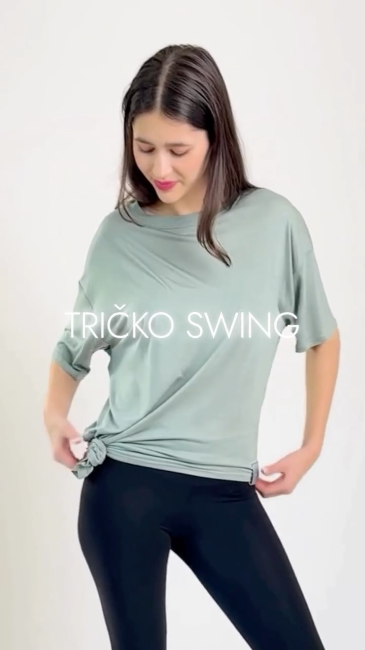 ˗ˏˋ ★ ˎˊ˗ SWING - jako pavučinka
Jestli je něco do horkých dnů jako stvořené, je to právě tenhle úžasně lehounký a měkounký materiál.
𑣿 Čistý lyocell - přírodní vlákno z dřevin, bez přídavků elastanu, které ale lehounce pruží díky způsobu pletení.
𑣿 Nadchl mne na první dotek. Je tak vzdušný a lehounký, že máte pocit, že na sobě snad nic nemáte.
Vymyslela jsme mu prostorný, lehce oversize střih s dolním cípem, který se sváže do uzlíku, čímž se hezky přizpůsobí vaší postavě a má styl.
Přes tílko na začátek lekce, ke kraťáskům i k suknu na cestu do studia…ᯓ★
model: @jitcina_joga @kaci.janakova
photo: @esteena
styling: @janahejdovamakeup
#jednoduse #jednodusemy #oblečenínajógu #sílajemnosti #přírodnímateriály