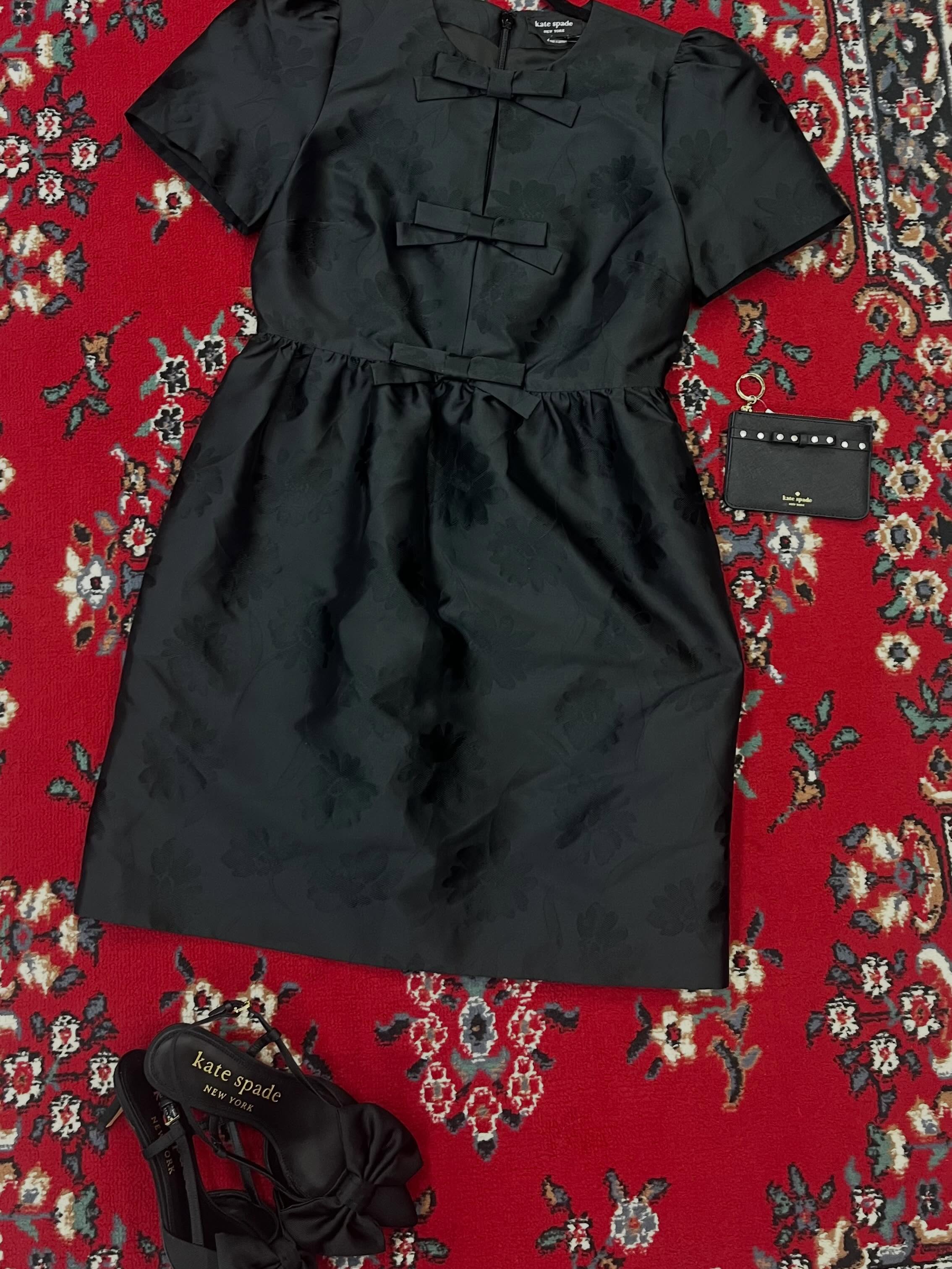 Make the look 100%, even if you got it 60-90% off of retail 😉 this one is all by our good friend Ate Kay Ade Spay (iykyk) and it’s a steal! Wedding coming up!? LDR has the look for way way less hassle *and* money. Come see us today! Outfit by Sara-Ann. #couchsaleswithldr #ldrstaffpicks
DETAILS:
KS bow dress nwt 4- 119.00
KS bow heels 7- 88
KS wallet- 48.00