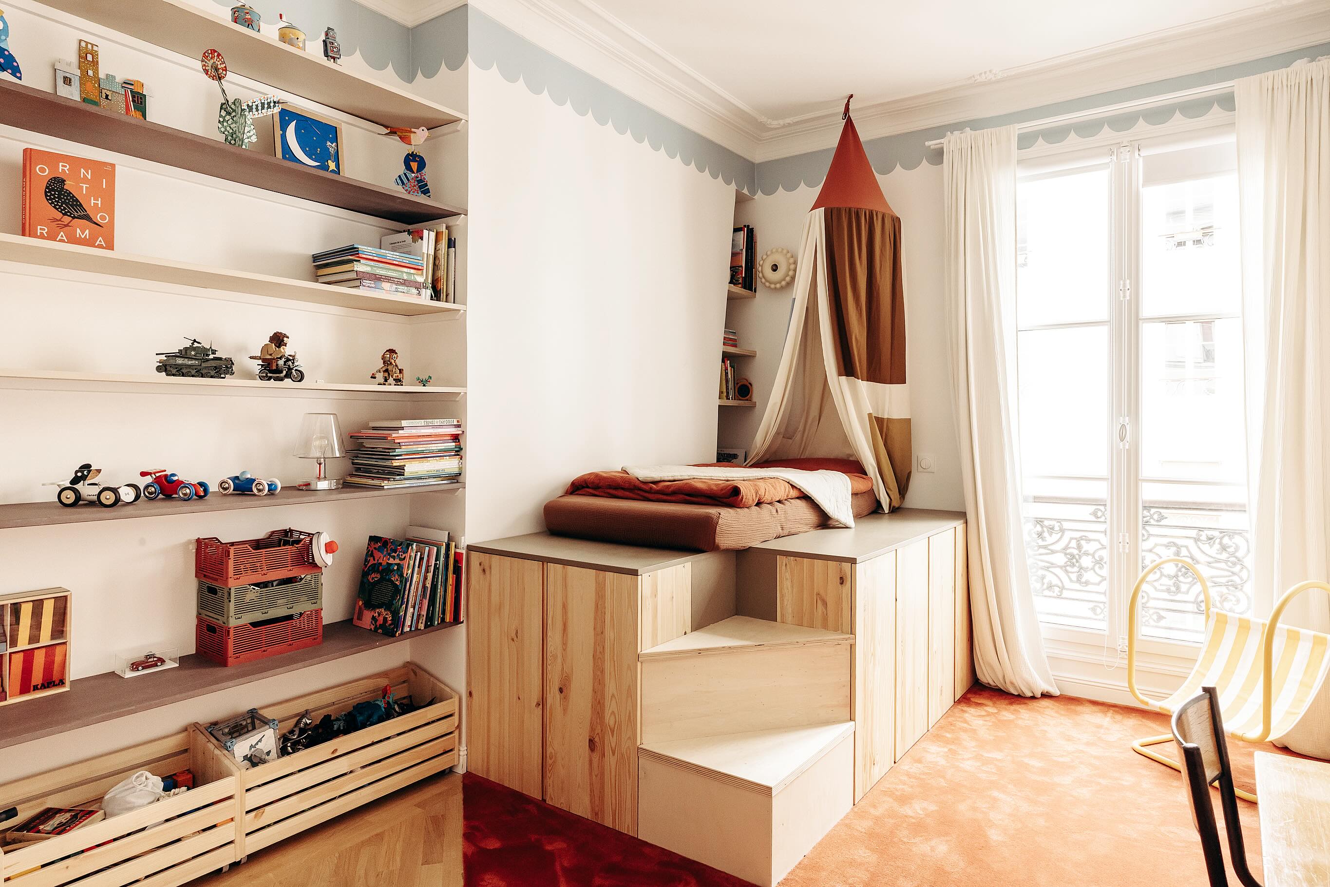 Projet Boulanger - Réalisation d’un lit enfant surélevé avec rangements www.costaudrenovation.com