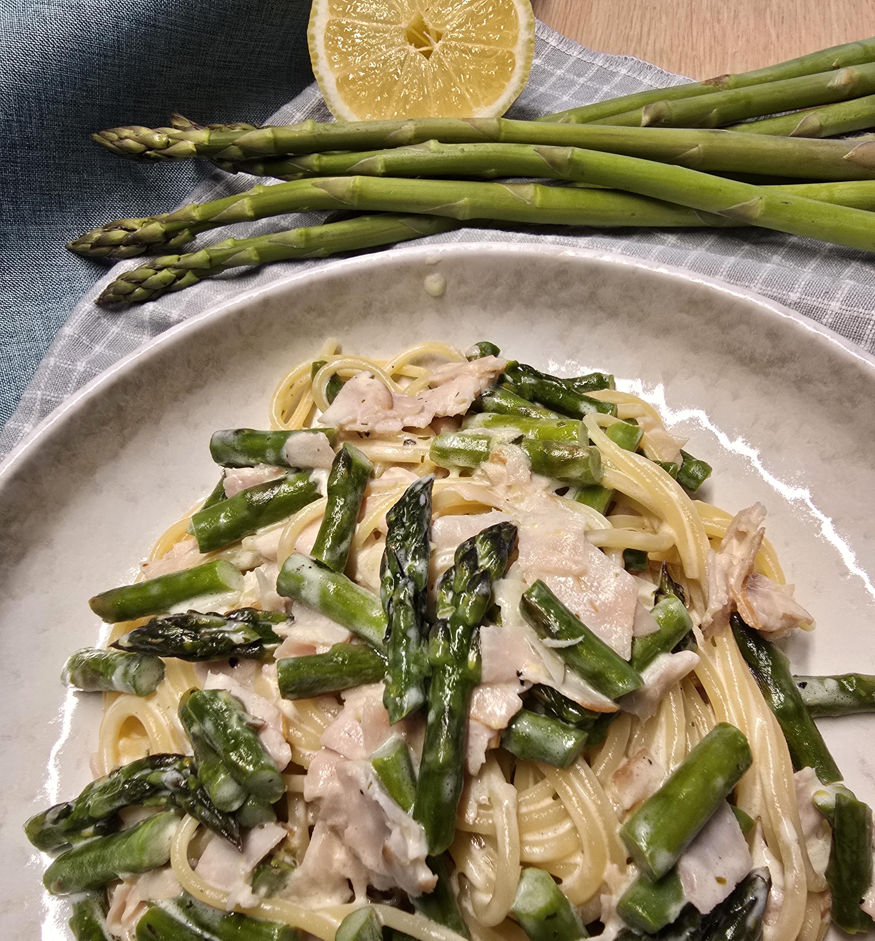 Cremige Spargel-Pasta mit Prosciutto
Wenn Frühling nach Pasta schmecken würde … dann genau so.
Cremige Spaghetti mit grünem Spargel, zarter Prosciutto und einer frischen Zitronennote – einfach Soulfood auf italienisch.
Zutaten für 4 Personen:
250 g Spaghetti
1–2 EL Limonenöl (@vom.fass zug)*
300 g grüner Spargel
150 g Prosciutto (Trutenschinken oder Kochschinken)
2 Knoblauchzehen
200 ml Creme Fraiche mit Kräuter
50 ml Halbrahm
2 Kellen Pastawasser
Abrieb von 1 Bio-Zitrone
30 g Grana Padano
Salz & Pfeffer
Zubereitung:
Spaghetti in reichlich Salzwasser al dente kochen.
Grünen Spargel waschen, die holzigen Enden entfernen und in Stücke schneiden. Knoblauch fein hacken, Trutenschinken in Streifen schneiden.
Reichlich Limonenöl (@vom.fass.zug) in einer grossen Pfanne erhitzen.
Spargel zusammen mit dem Knoblauch 3–4 Minuten anbraten. Anschliessend den Schinken nochmals ca. 5 Minuten mit anbraten.
Etwas Pastawasser auffangen und zur Seite stellen. Dann die Spaghetti abgiessen.
In der Pfanne Creme Fraiche und Halbrahm köcheln und cremig verrühren. Mit Zitronenabrieb und Salz abschmecken.
Nach und nach etwas Pastawasser unterrühren, bis die perfekte cremige Konsistenz entsteht.
Die gekochten Spaghetti , Spargeln und Schinken direkt in die Sauce geben und alles vermischen.
Mit Parmesan toppen und sofort geniessen.
En Guete!
* Werbung – selbst gekauft
#thekitchenwitches #pasta #spargel #pastalover #easyrecipes italianfood homemade foodlove