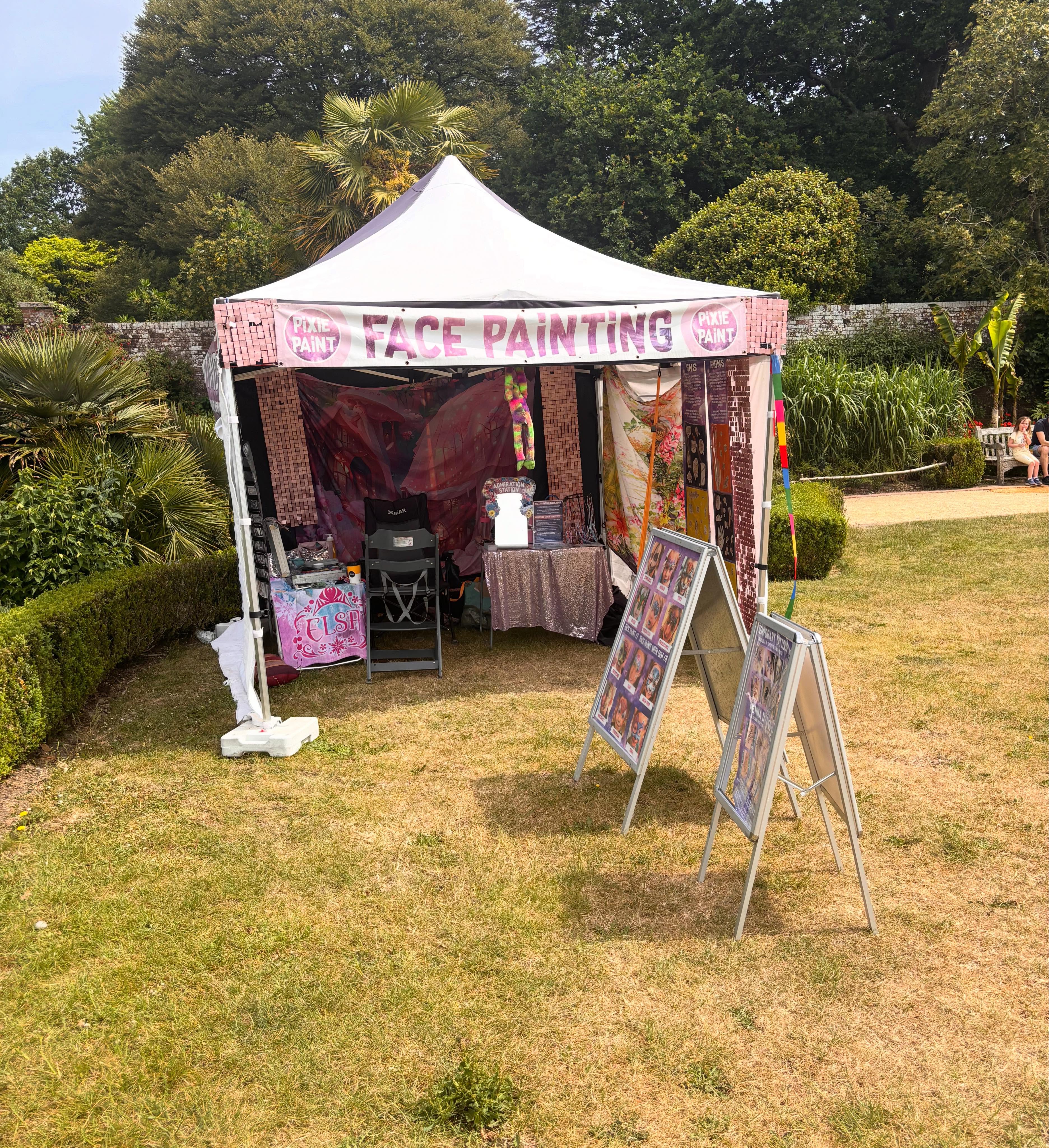 The gazebo survives! I wasn’t sure what to expect when I got to @uptoncountrypark this morning after last nights storm. Swipe to see the crazy hail we had in our garden 🤯☀️ I am here until 4pm offering face painting, glitter, gems, tattoos, hair braids and more!!
#facepaint #facepainting #facepaintersofinstagram #dorsetfacepainter #bournemouthstorm