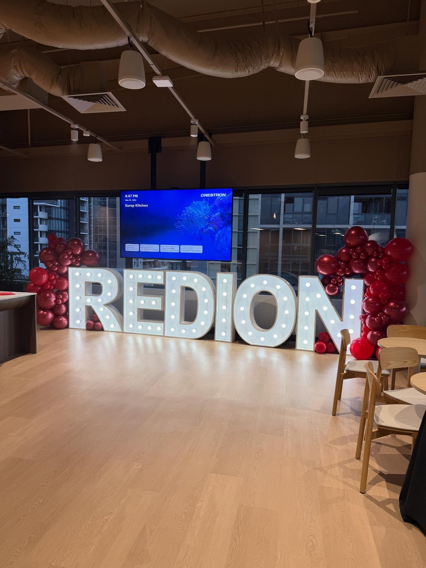 Planning a launch or relaunch? 🚀 go big or go home.
📸Redion corporate rebrand event this week with our 1.2m light up letters & custom colour balloons