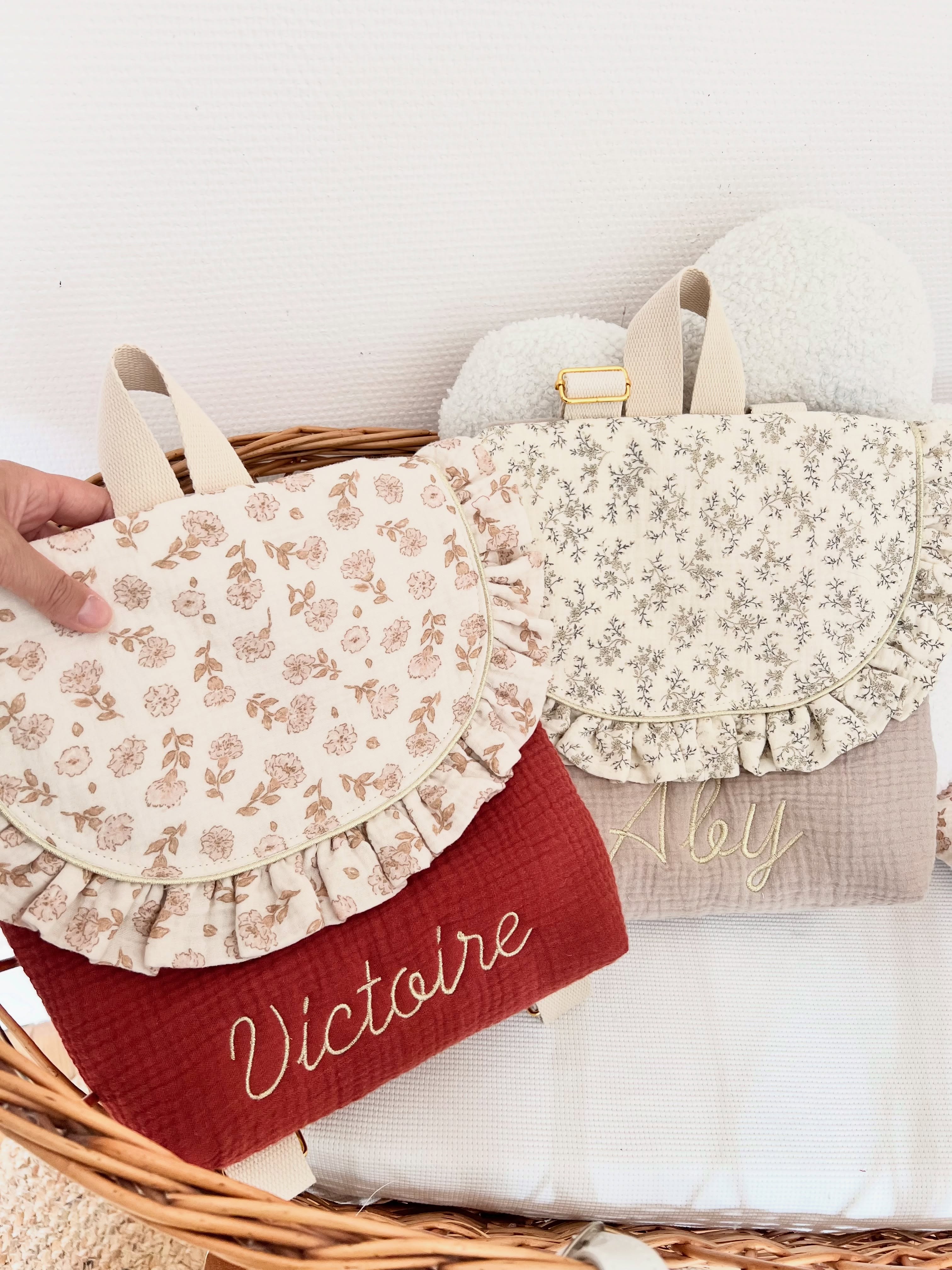 La saison des petits sacs à dos est ouverte 🪿🌸
Ton mini entre en crèche ou à l’école à la rentrée? 🐥
C’est le moment de lui créer son joli sac à dos qui l’accompagnera partout! ✨
Choisi ton tissu et ta personnalisation ❤️
Et si tu as un doute sur les coloris n’hésite pas à me contacter ☺️!