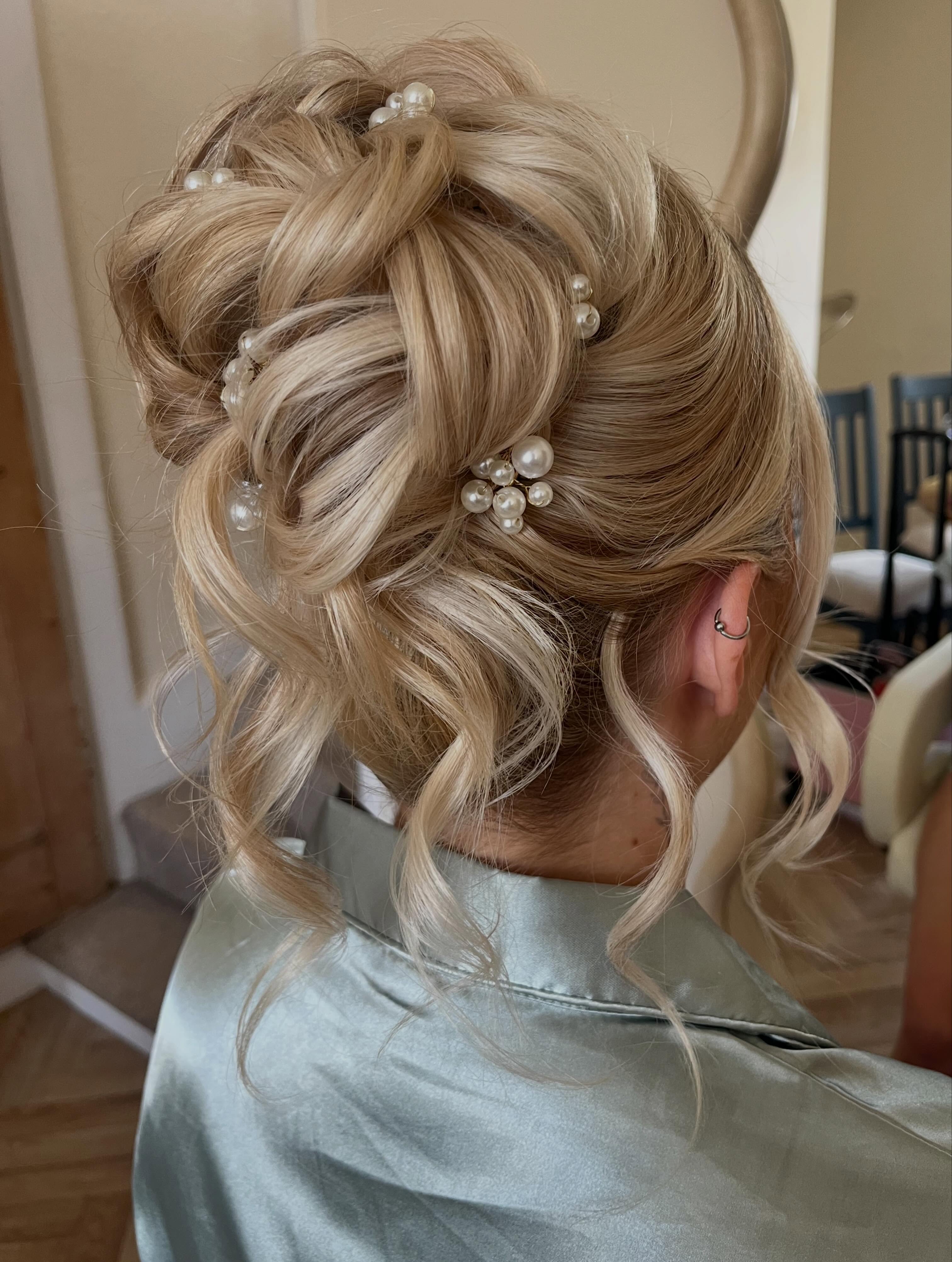 Just one of the 20 hairstyles from the bank holiday weekend and what a beauty she was ✨🤍✨
#cliphairweddingawards26 #leicestershireweddings #weddinghairleicestershire #bridehairleicester #leicesterweddinghairstylist