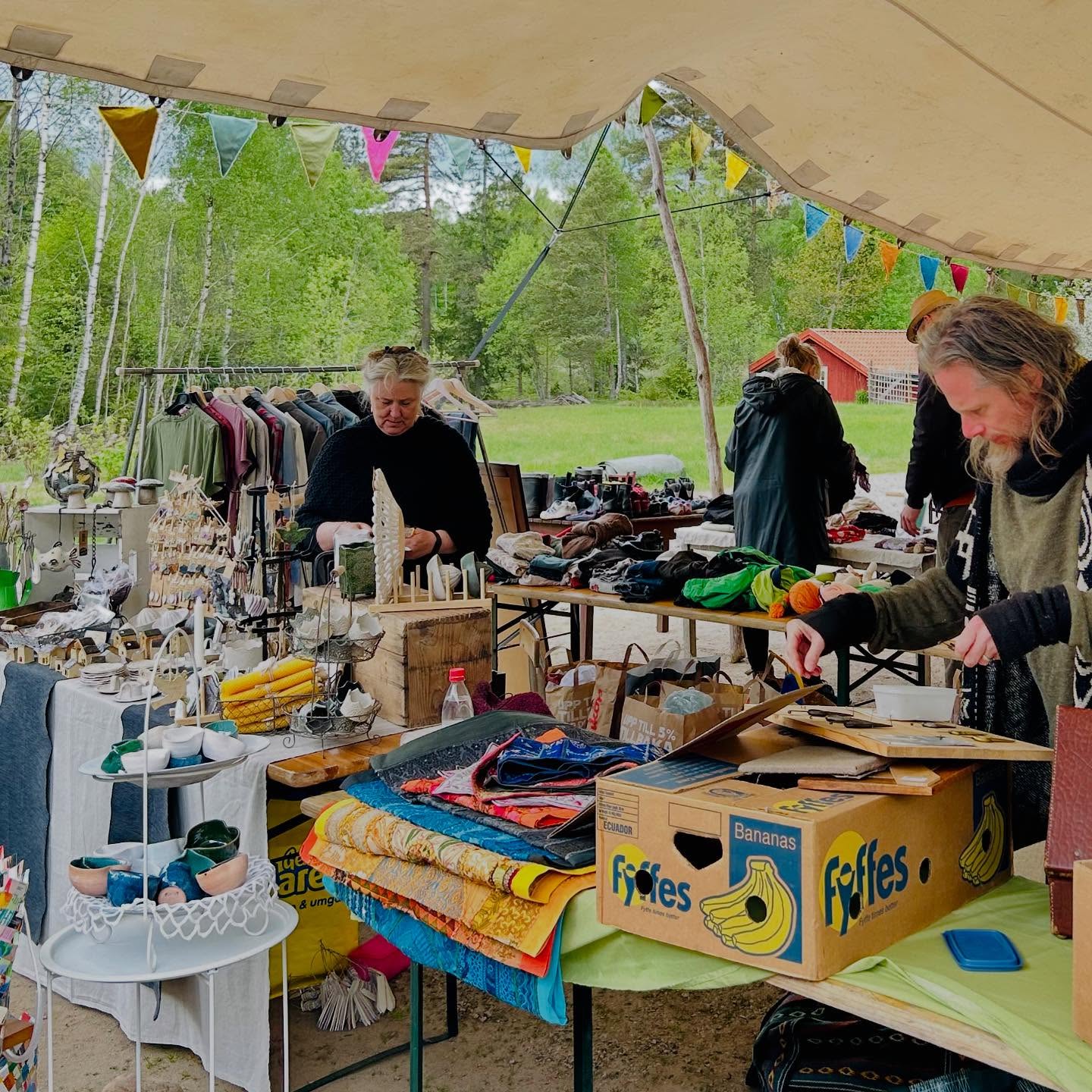 FOLKHEMMETS DAG den 30 maj:
LOKAL MARKNAD OCH LOPPIS
Under Folkhemmets dag kan ni mellan alla fantastiska kulturella upplevelser passa på att handla lokalt hantverk, konst, vintage och loppisprylar i vår lokala marknad.
#loppis #lokalmarknad #vintage #hantverk #konst