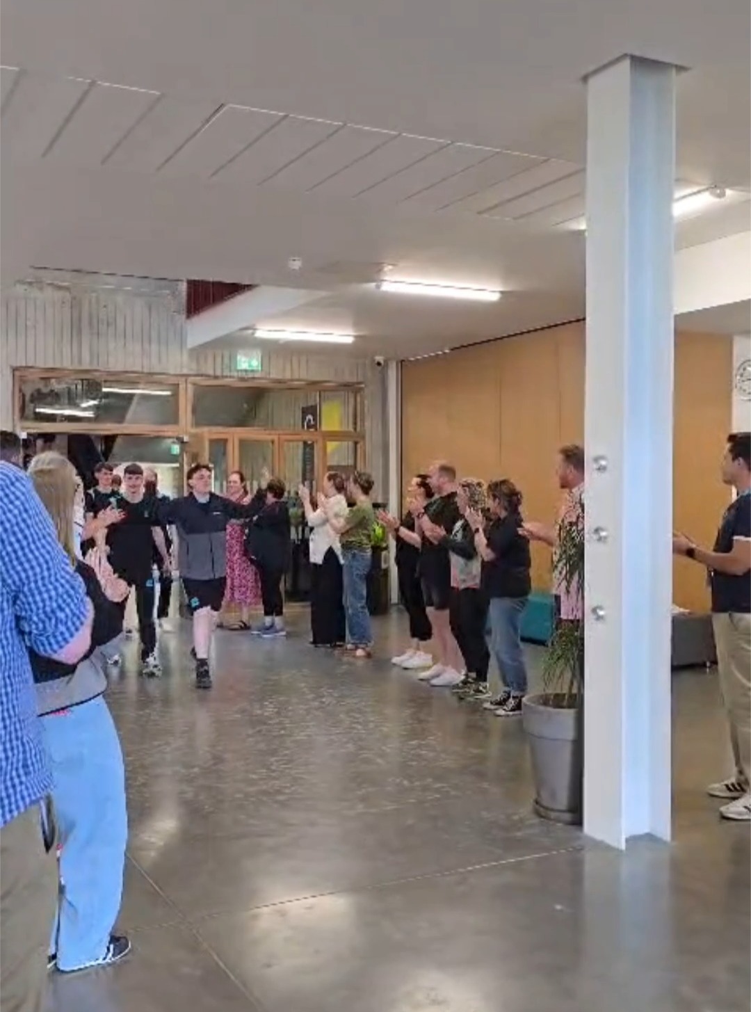 Yesterday, we had chance to celebrate our 6th Years one last time.
In keeping with tradition, they received a warm round of applause from staff members as they departed the school building for the final time before they begin the Leaving Cert next week 👏