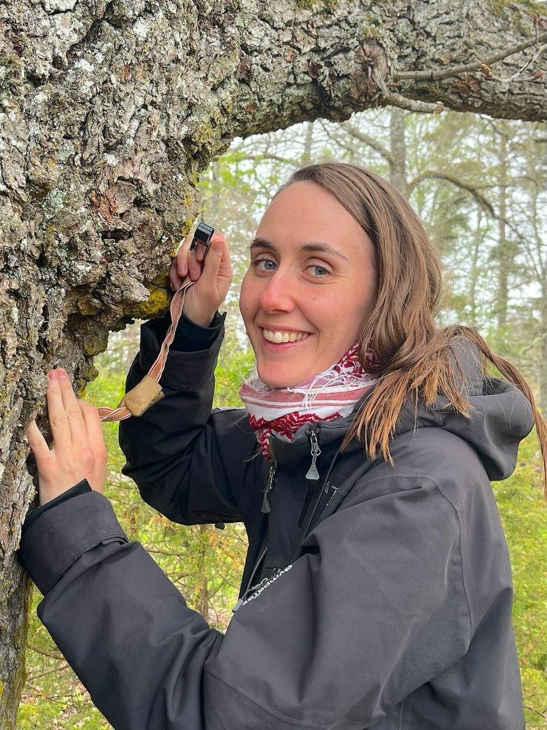 Clara Lerbro är ny ekologikonsult på Greensway. 🌿
Clara har en masterexamen i biologi och brinner för skogen. Hon har tidigare arbetat med skoglig inventering på både SLU och Naturföretaget, och är förtjust i kryptogamer – särskilt vedsvampar.
“Vedsvampar gör mig alltid glad”, säger hon. ”Även när de är så variabla att man blir tokig!”
Arbetet på Greensway känns meningsfullt, och personligt.
“Det är lagom stort, så att arbetet blir varierat och man inte försvinner som en i mängden.”
Varmt välkommen till Greensway, Clara! 💚