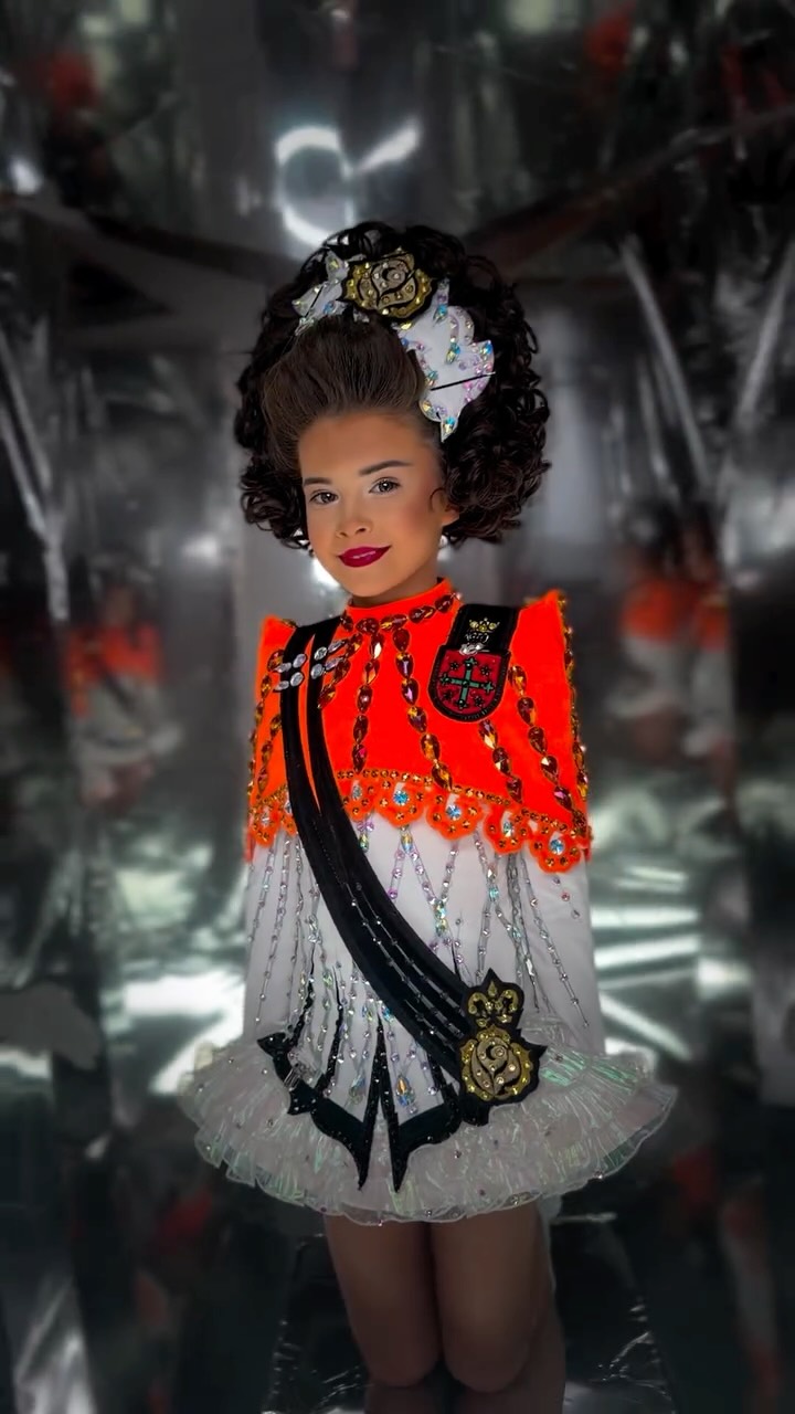 ALEXANDRA SCALLY🧡
A revamp for Alexandra using her signature cape style. We added in a 3d sash and structured pointy shoulders taking her look to a whole new level!!!
We cannot wait to see it on stage✨
#irishdance #irishdancing #elitedancedesigns #makeup