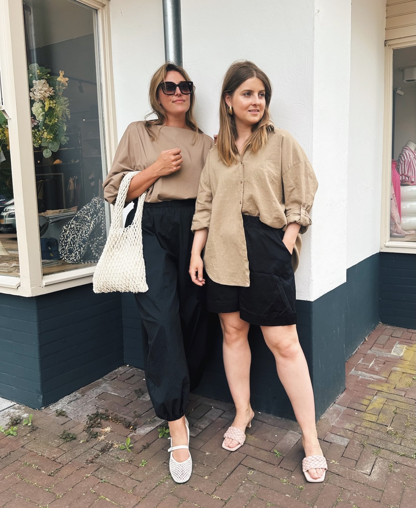 Happy vibes!☀️
Steph draagt de ballonbroek one size
En de mooie katoenen blouse one size
Noor draagt de linnen blouse one size
En de mooie Bermuda van katoen
De items in meerdere kleuren verkrijgbaar 🥰