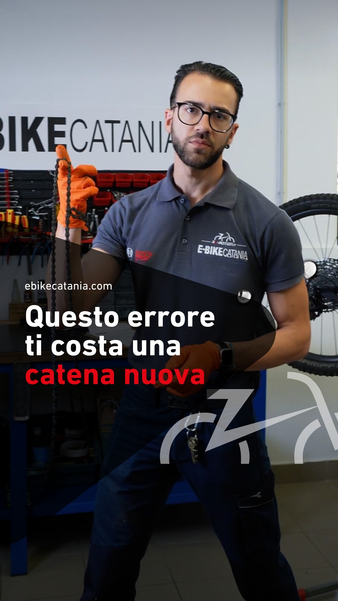 Catena rotta dopo soli 300km? 😱 Ecco perché succede (e come evitarlo)! 👇
Hai investito 5000€ nella tua e-bike, ma la trasmissione ti sta già abbandonando? Il problema potrebbe non essere la bici, ma come cambi marcia. ⚡️
Il motore elettrico spinge fortissimo e, se cambi rapporto mentre stai forzando i pedali in salita, l'impatto tra i denti del pignone e la catena è devastante. State letteralmente distruggendo la vostra trasmissione! 💥 Non è magia, è pura meccanica.
💡 Il nostro consiglio?
Scarica leggermente la pedalata (allenta la pressione sui pedali per un istante) nel momento esatto in cui utilizzi il cambio. Un piccolo accorgimento che allungherà incredibilmente la vita della tua catena.
Se invece hai già sentito quel fatidico "crack"... niente panico! Ti aspettiamo in officina per rimettere a nuovo la tua e-bike e farti tornare sui sentieri al più presto. 🛠️
📍 E-Bike Catania
Via Trieste 40, Catania (CT)
#ebikecatania #manutenzionebici #emtb #ebikeita #ciclismo #meccanicobici #consiglibici #mtblife #catania #sicilia