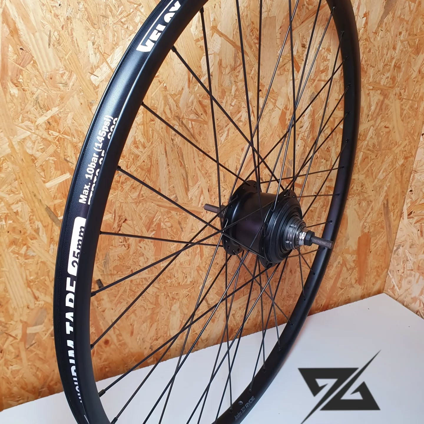 Vandaag 👆 handgebouwd, een Shimano Nexus 5 schijfrem, met stevige Ryde Andra 321 en zwarte butted spaken van Alpina. Goed voor vele kilometers aan asfalt en offroad wegdek!