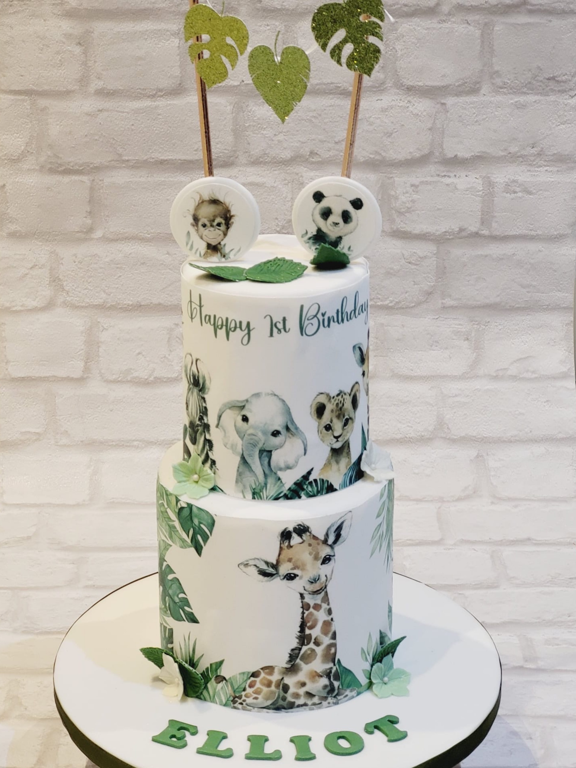 This safari-inspired 1st birthday cake was designed with soft watercolour edible printed jungle animals, delicate greenery, and the sweetest custom details to celebrate little Elliot’s big milestone 🌿🦒
#SafariCake #1stBirthday #JungleTheme #CustomCake #CakeDesign