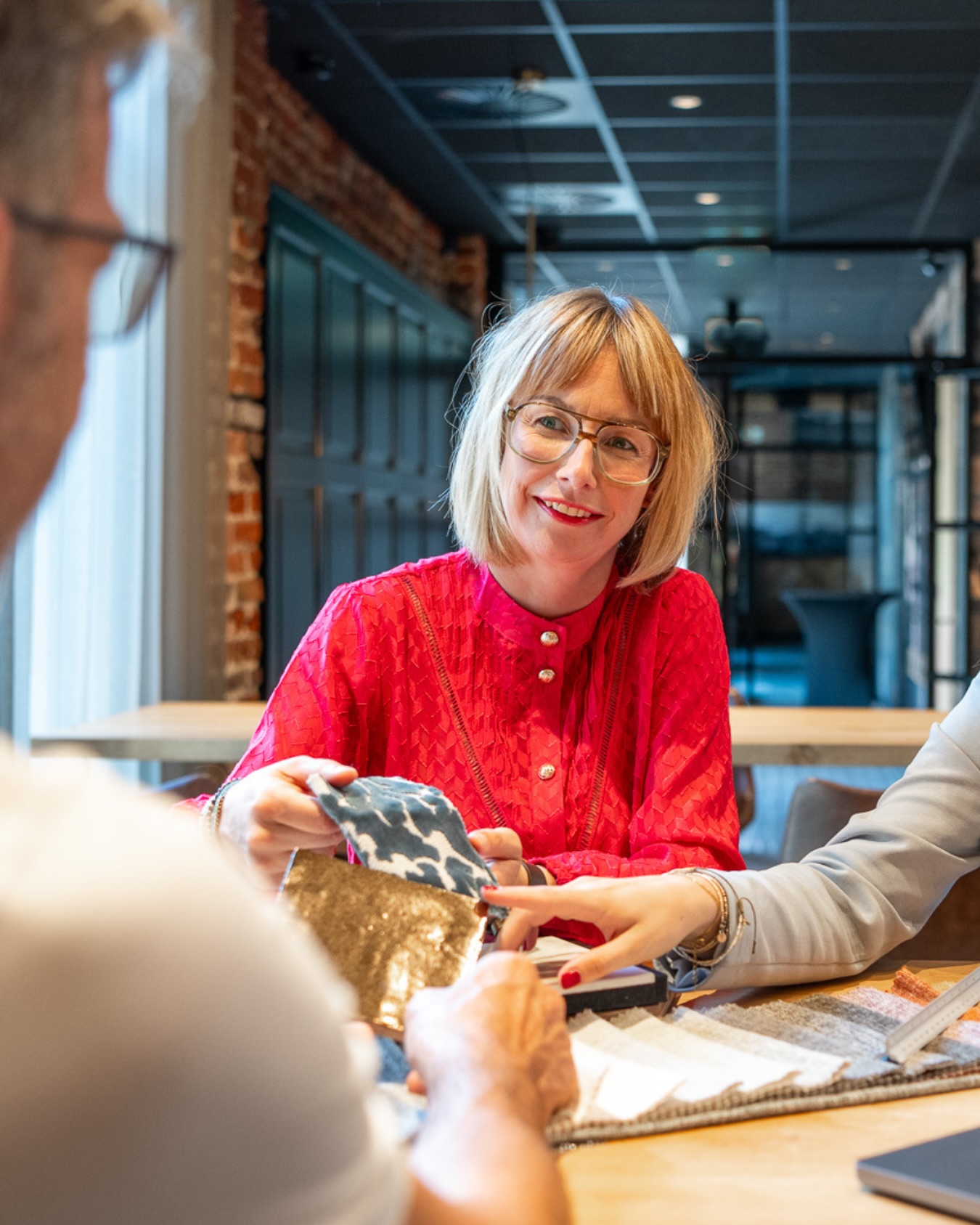 Eén ding staat bij ons onvoorwaardelijk centraal: jouw identiteit 🙌🏼
Een ontwerp is voor ons pas geslaagd als het een weerspiegeling is van wie jij bent. Dat begint aan tafel. In een open gesprek, waarin we luisteren naar wat een ruimte voor jou mag betekenen.
Samen filteren we de mooiste materialen en texturen eruit tot er een basis ontstaat die niet alleen klopt voor het oog, maar vooral voelt als jouw ultieme safe space.
Wie jij bent, mag je terug zien in jouw interieur 💙
#interieurstyling #interieurdesign #interieurontwerper #ontwerpen