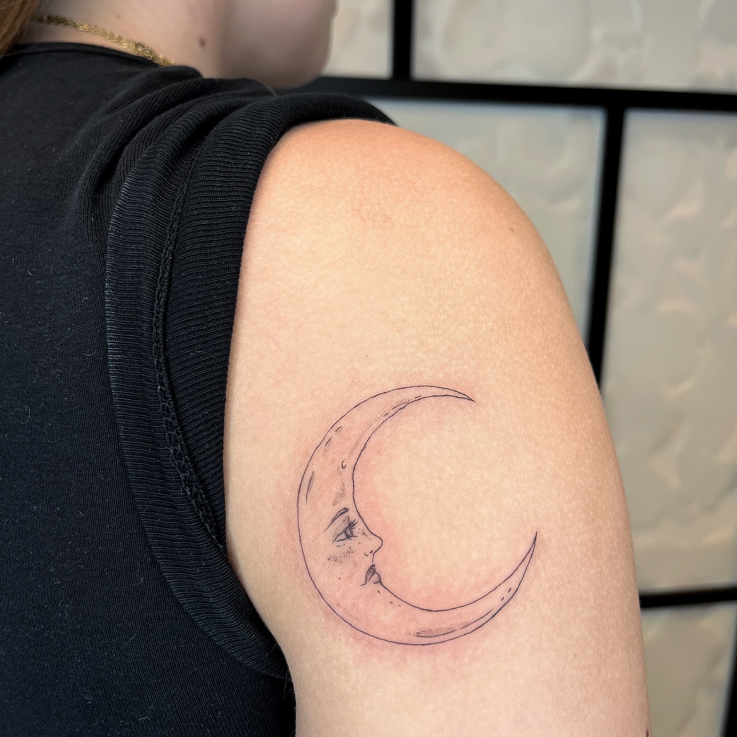 moon friend! such a cute placement, thank you :-)
.
.
#moontattoo #finelinetattoo #finelinetattooartist #illustrativetattoos