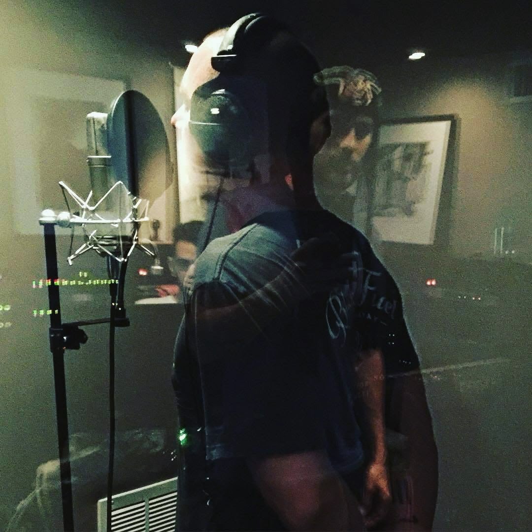 Ten years ago today ❤️
Beautiful picture, @shannonleto on the mic and you can see @jaredleto in the reflection of the window of the recording booth! 🥹
📸: Jared Facebook account
#jaredleto #shannonleto #thirtysecondstomars #marsflashback #2016