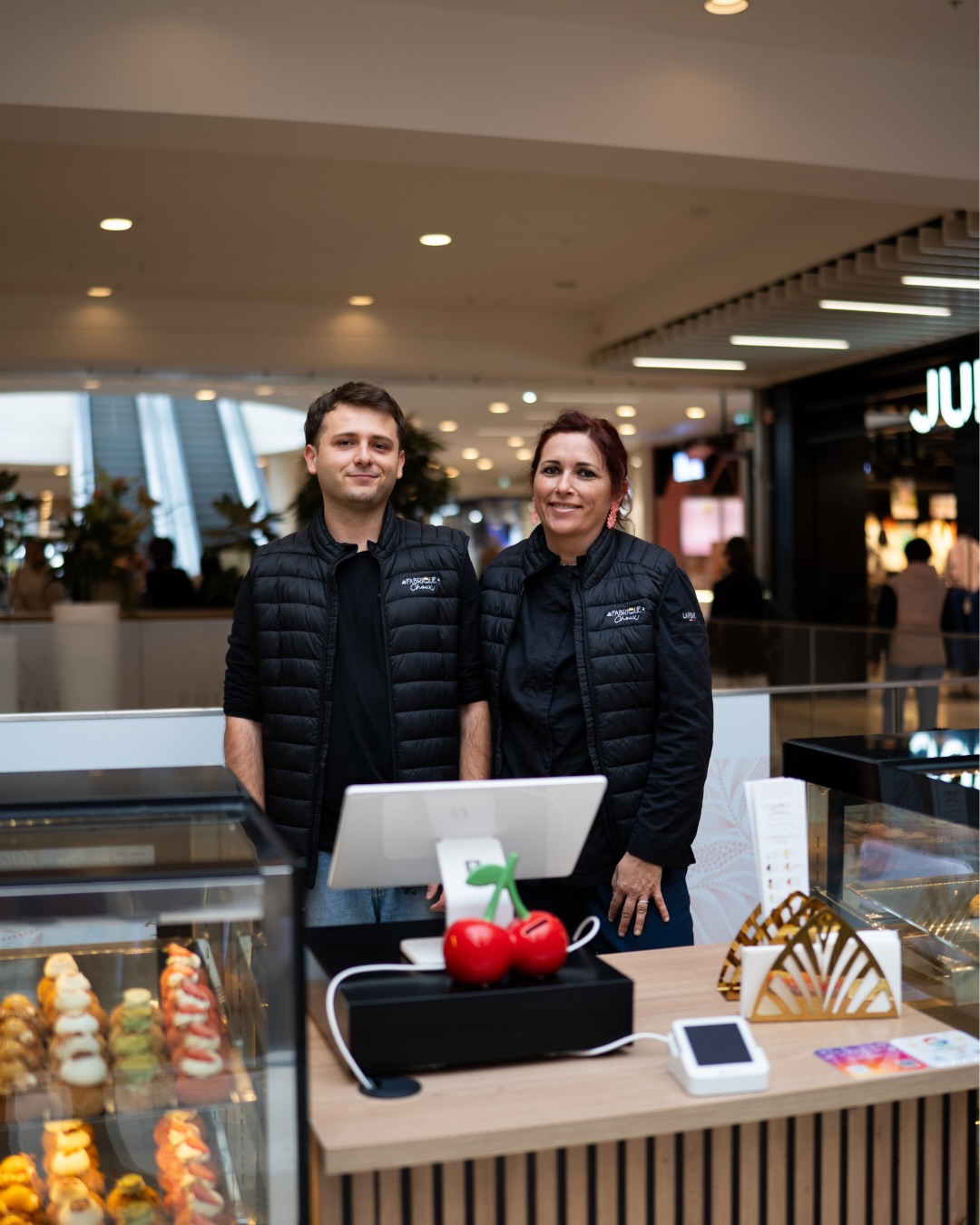 🫶🏼 Déjà plusieurs semaines que nous sommes présents au @polygone_montpellier et c’est un bonheur de vous rencontrer au quotidien. Merci pour l’accueil que vous nous avez réservé !
🥄 Choux sucrés
📍 @cuvesgourmandes
📍 @polygone_montpellier
📞 07 43 53 10 18
📸 @comalancienne
#mtp #quedubon #vivezmontpellier #montpellierfood #restaurantmontpellier
