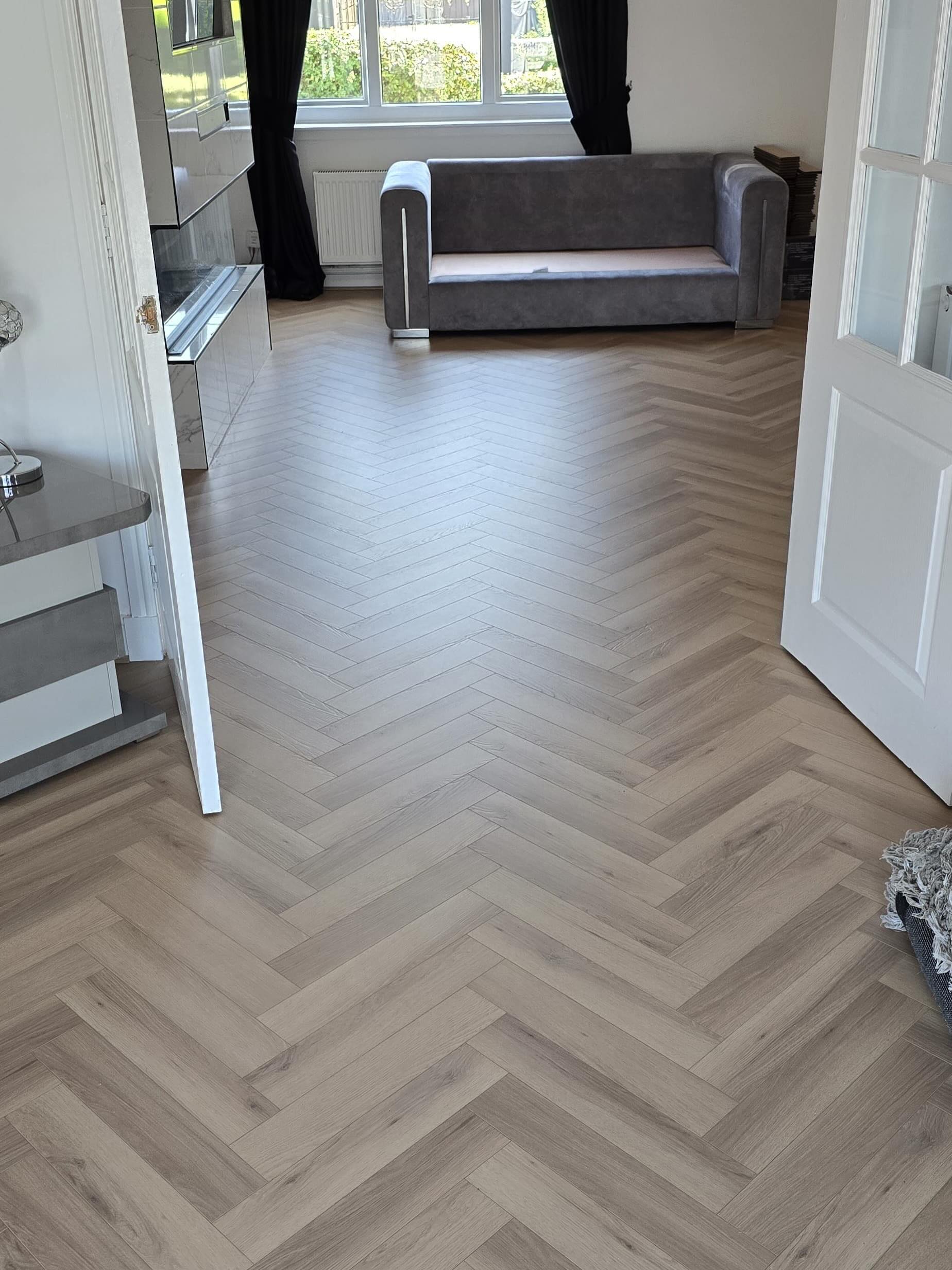 BLOCKS TROMSO
Suitable for both domestic & commercial environments, Blocks has an outstanding AC5 rating - making it one of the most durable herringbone laminates on the market.
With cut and painted bevels plus a registered embossed finish this laminate floor bears an uncanny resemblance to genuine hardwood flooring.
To transform your home, contact us today 👋🏻