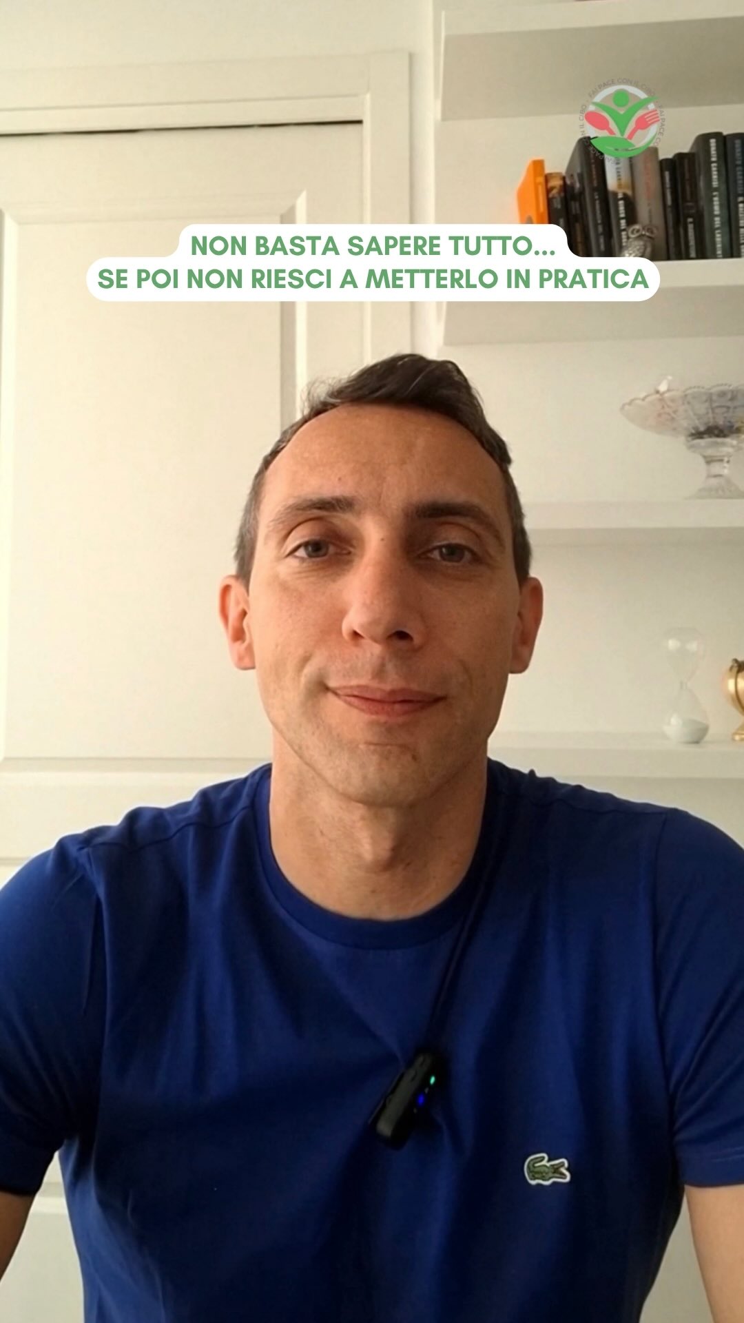 Ti capita di aprire il frigo non perché hai davvero fame, ma perché sei stanca/o, annoiata/o, nervosa/o o ti senti sola/o?
Mangiare “in base alle emozioni” non è solo una questione di dieta saltata: è il modo che il tuo cervello ha trovato per gestire stress, vuoti, tensione. Il cibo diventa l’unica strategia rapida per calmarti o premiarti. 🏆
La fame emotiva non è un difetto di forza di volontà, ma un segnale: il corpo ti sta dicendo qualcosa che non hai avuto spazio o strumenti per ascoltare. La differenza con la fame fisica è che arriva all’improvviso, è molto specifica (vuoi proprio “quel” cibo) e spesso non si ferma con la pancia piena, perché in realtà stai cercando sollievo, non nutrimento.
Fare pace con il cibo significa smettere di combattere contro queste emozioni e iniziare a riconoscerle: fermarti un secondo prima di aprire la dispensa e chiederti “ho fame nello stomaco o ho fame nella testa?”. Capire di cosa avresti davvero bisogno in quel momento (riposo, supporto, pausa, compagnia) e non usare il cibo come unica risposta possibile. 🥗
#matteopacenutrizionista #faipaceconilcibo #biologonutrizionista #percorsoalimentare #direttastreaming