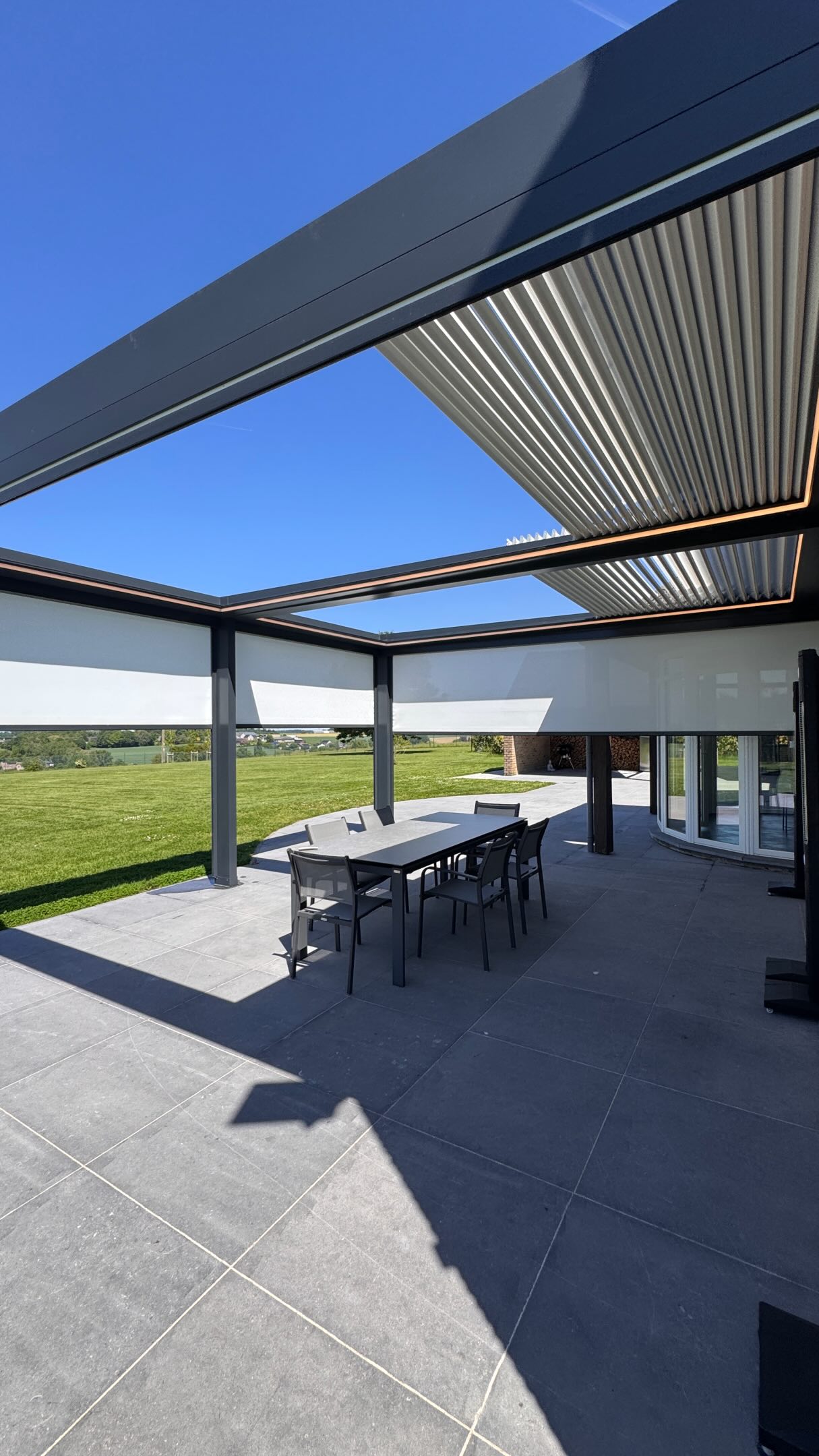 ⚠️ Risques après installation d’une pergola Pergolux Global :
• voisins jaloux 👀
• apéros qui débordent 🍷
• belle-mère qui vient “juste profiter de la terrasse” 😅
• et impossible de rentrer à l’intérieur…
Franchement… on vous aura prévenus ✨
#pergoluxglobal #pergola #pergolabioclimatique #aménagementextérieur #liege