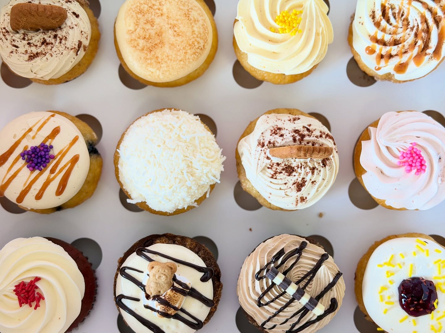 Some days just call for a really good cupcake 🧁☀️
#MississaugaBakery #MississaugaEats #Cupcakes #CupcakeLovers #Buttercream #ButtercreamFrosting #NutFree #NutFreeBakery #NutFreeCupcakes #DessertLovers #FreshBaked #SweetTreats #TreatYourself #SupportLocal #SwirlsCupcakes