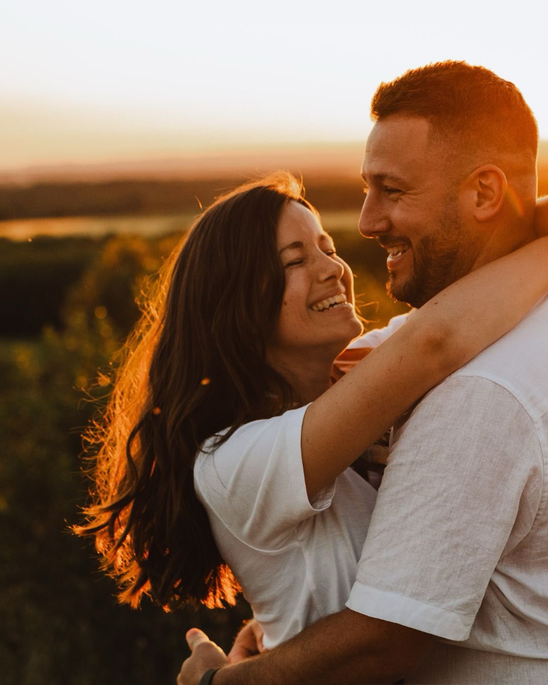 Séance au sunset pour ces deux amoureux ✨
Une demande en mariage récente, puis ce constat : malgré les années qui passent, il n’existe pas vraiment de belles images de ce « nous »…
Nous avons donc partagé un moment ensemble pour créer une séance en fin de journée, entre douceur et chaleur, jusqu’à finir sous la lune… Des éléments à l’image de leur couple : tendres, lumineux, avec cette simplicité naturelle 🌙☀️
Merci infiniment pour votre confiance 🤍 @tiphn_deuff 🫶
#SeanceCouple #PhotographeCouple #DemandeEnMariage #PhotographeMontauban #lovestory